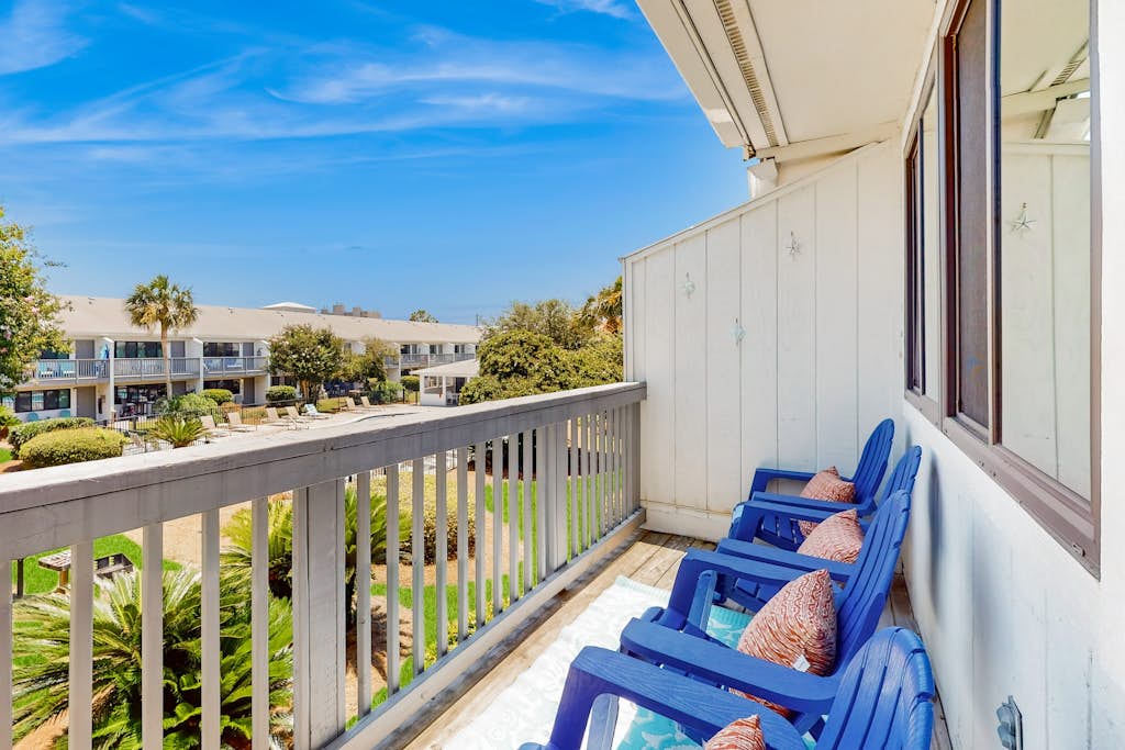 Beautiful coastal studio condo with pool