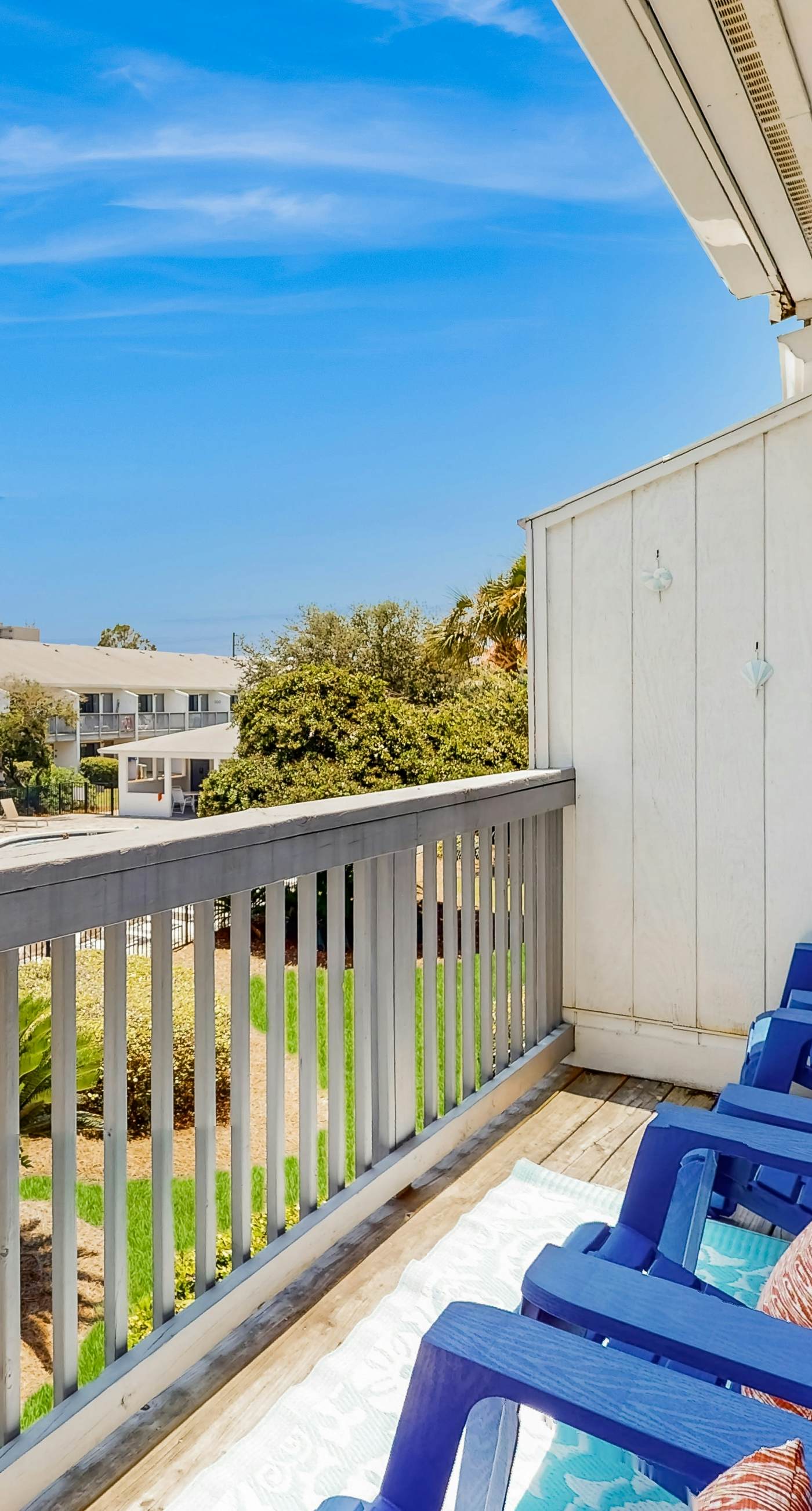 Beautiful coastal studio condo with pool