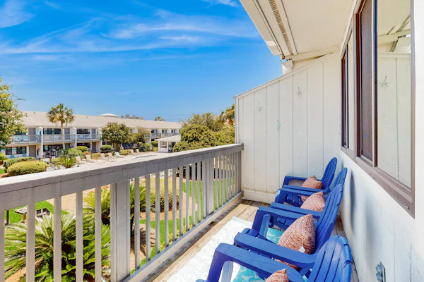 Beautiful coastal studio condo with pool