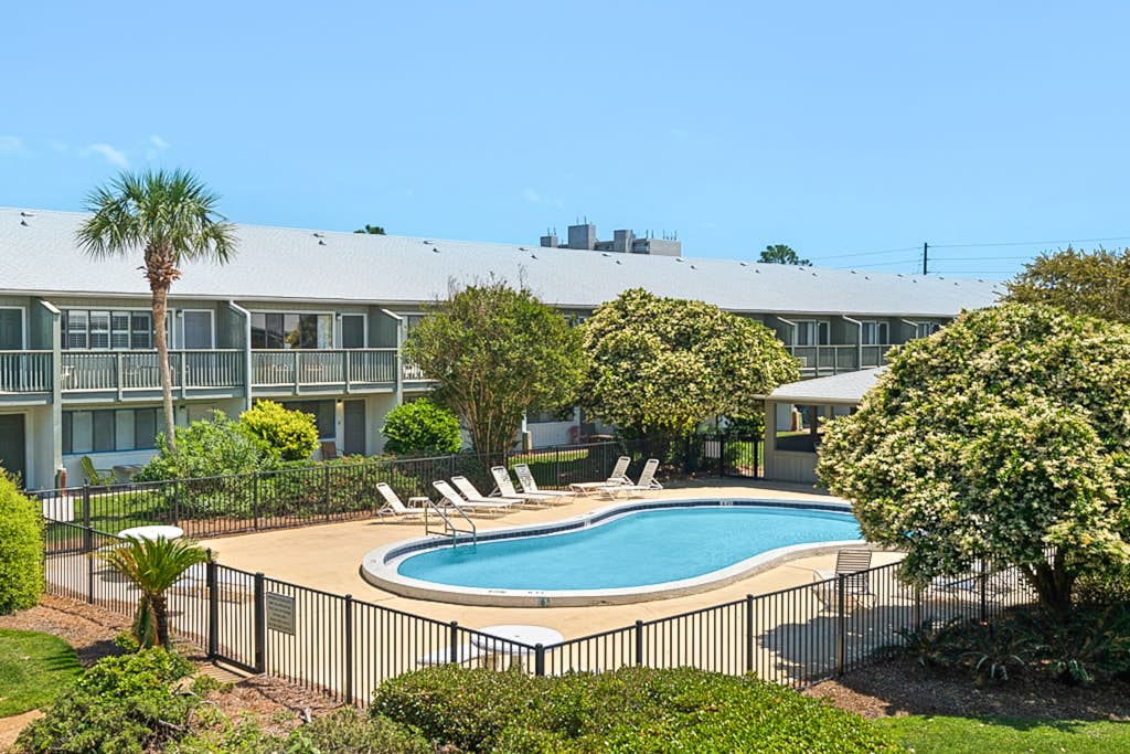 Beautiful coastal studio condo with pool