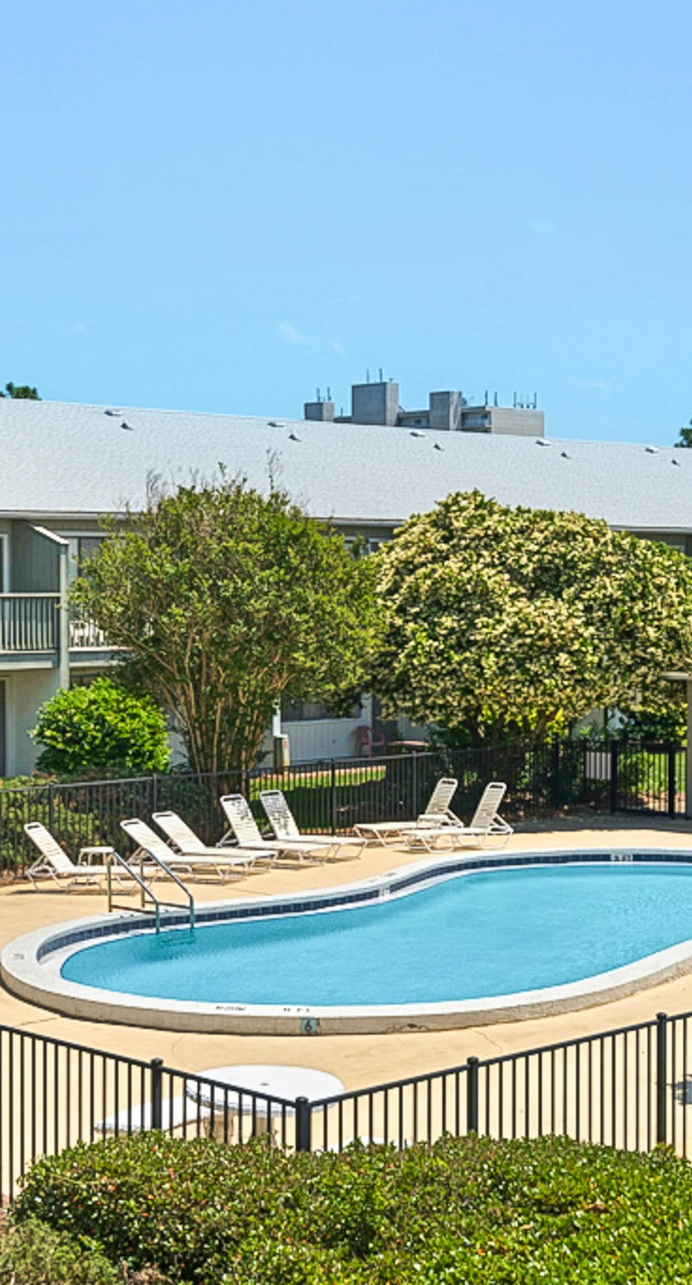 Beautiful coastal studio condo with pool