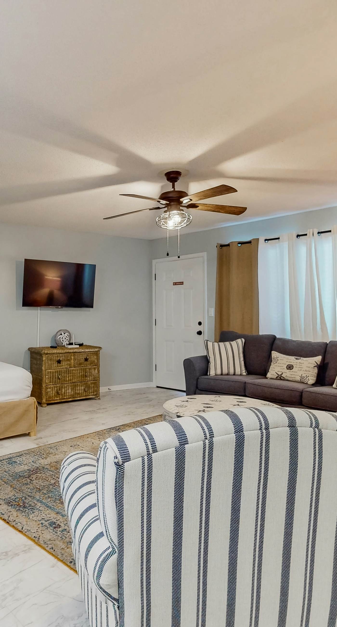 Beautiful coastal studio condo with pool