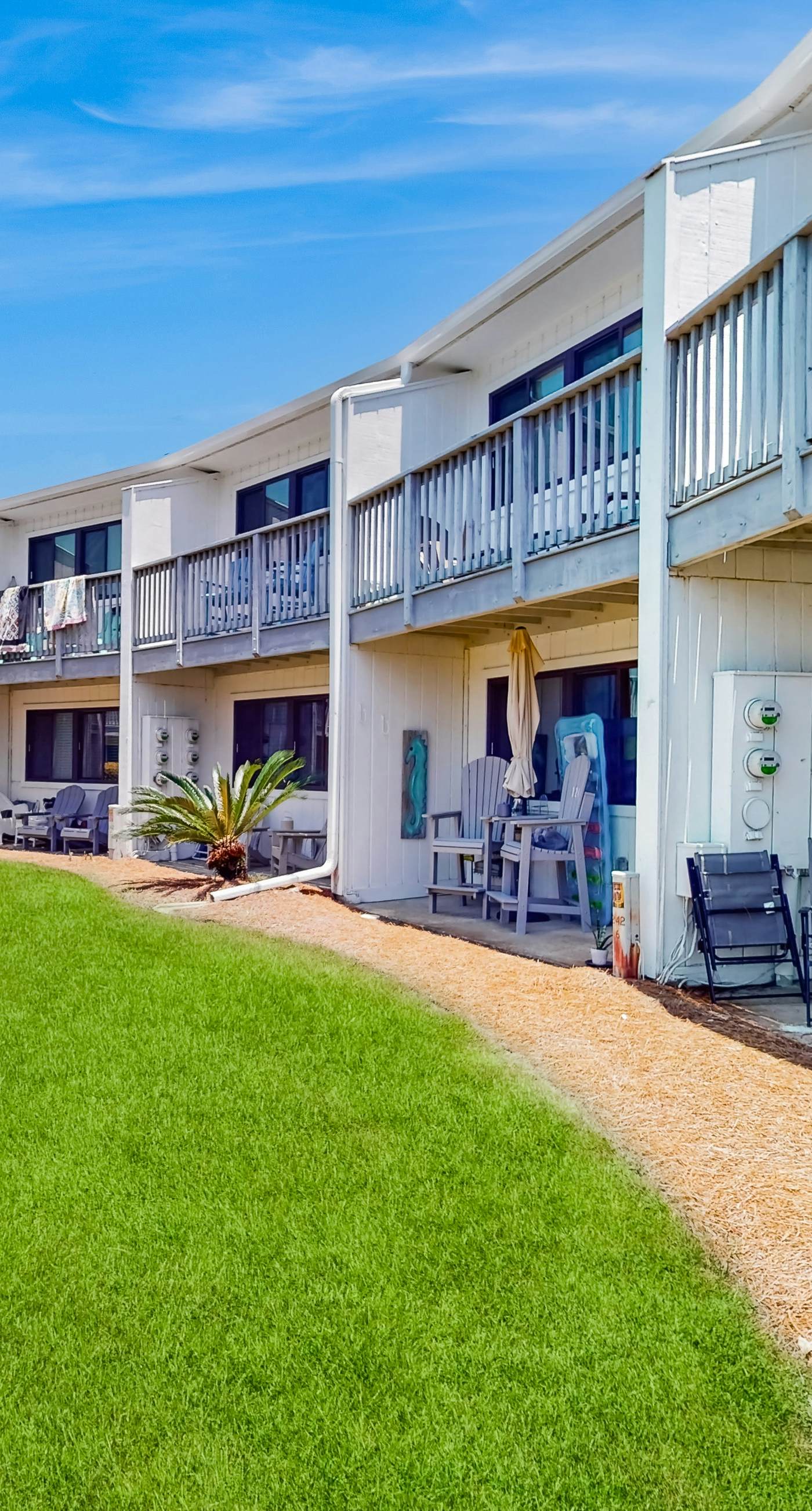 Beautiful coastal studio condo with pool