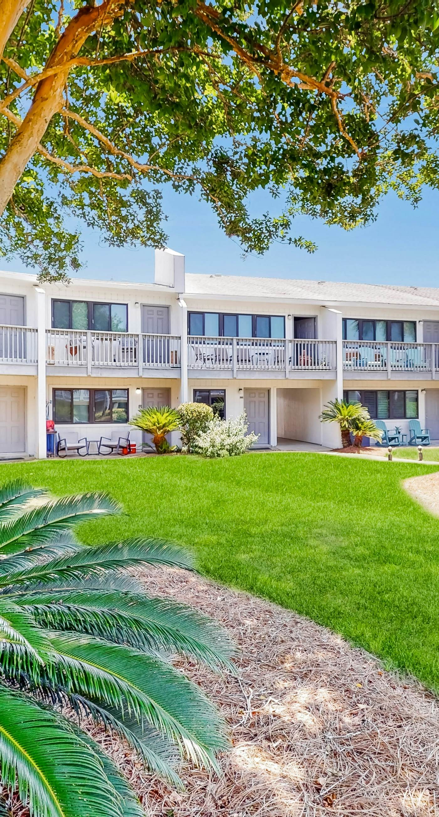 Beautiful coastal studio condo with pool