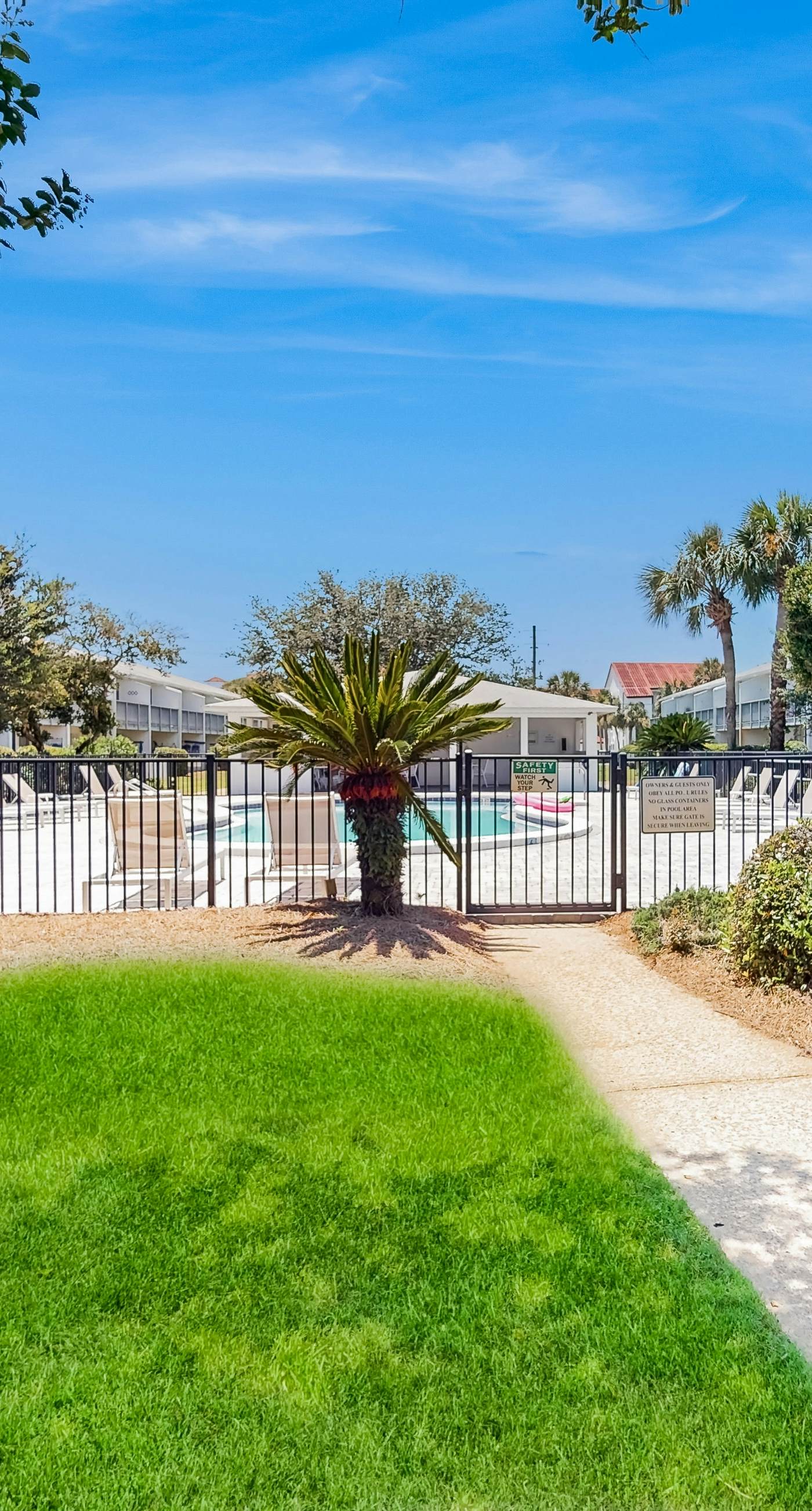 Beautiful coastal studio condo with pool