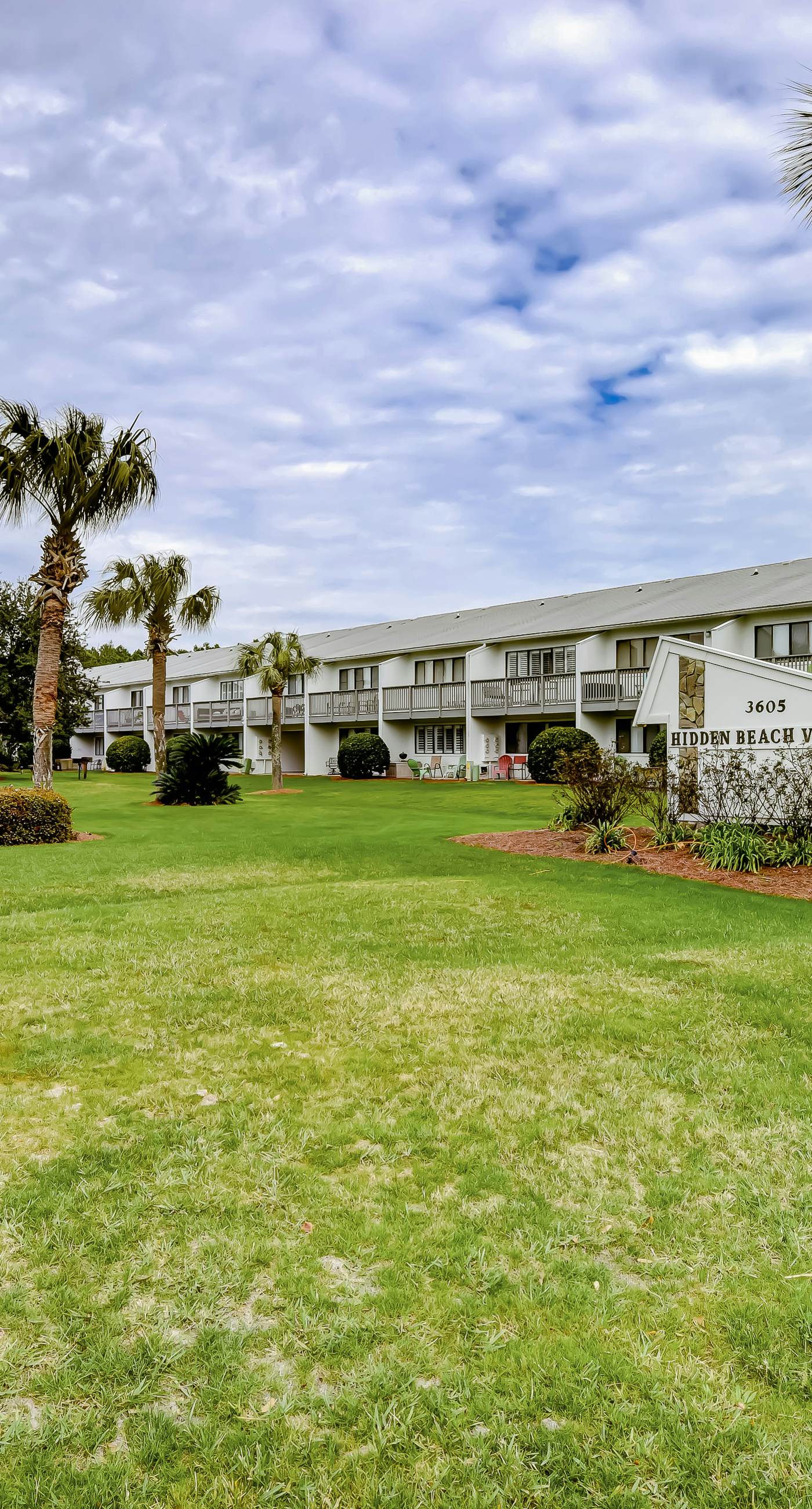 Beautiful coastal studio condo with pool