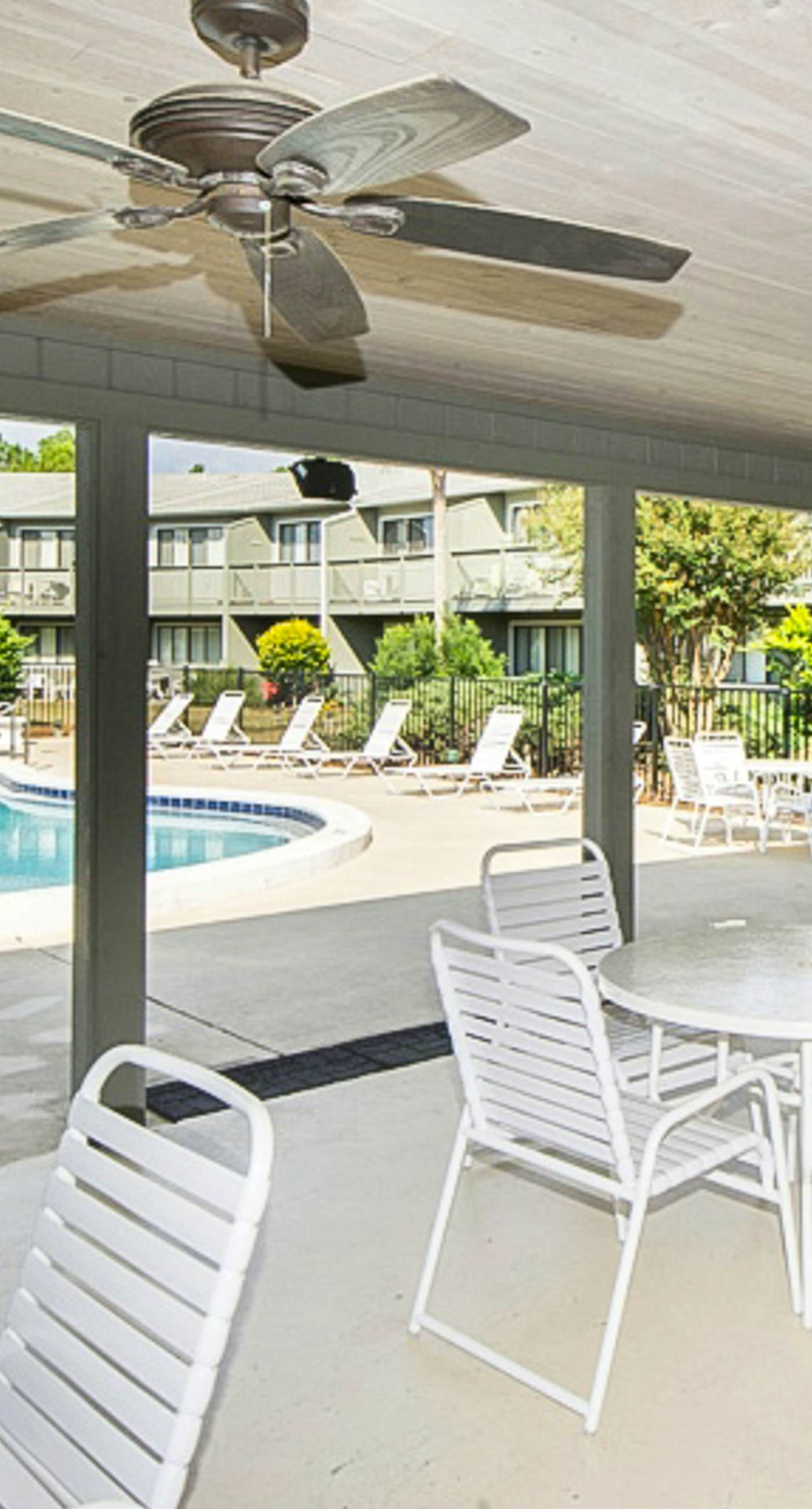 Beautiful coastal studio condo with pool