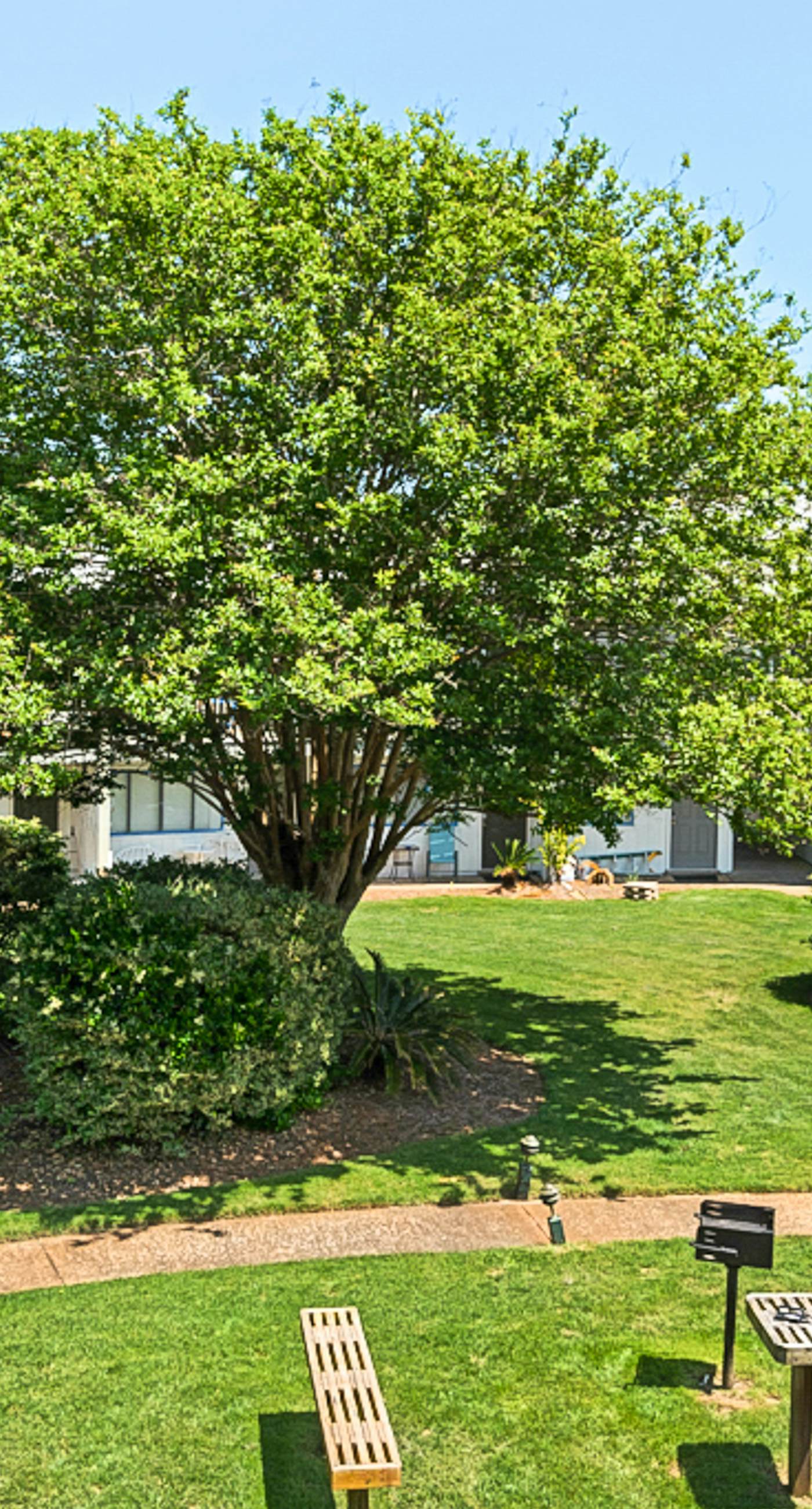 Beautiful coastal studio condo with pool