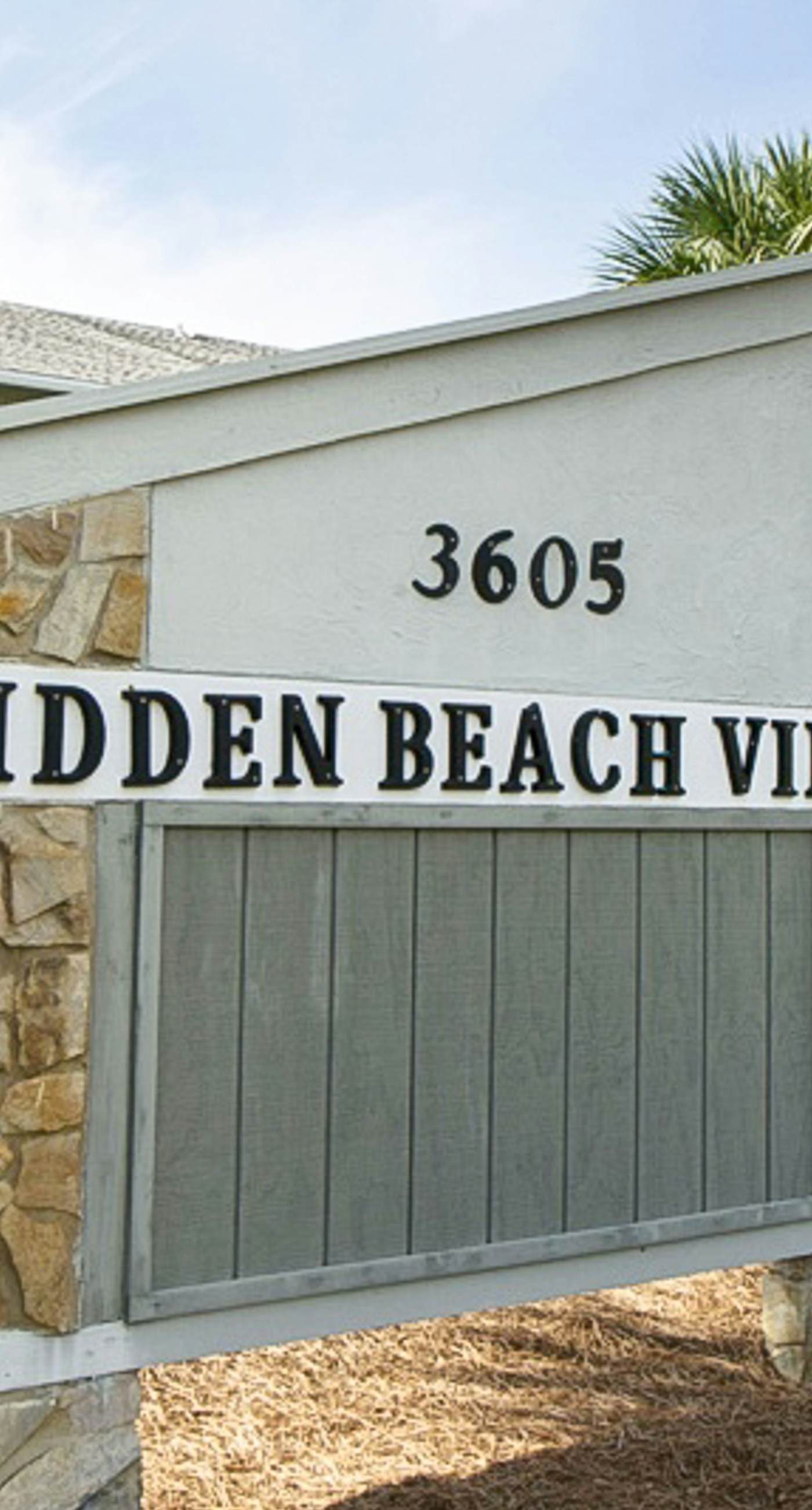 Beautiful coastal studio condo with pool