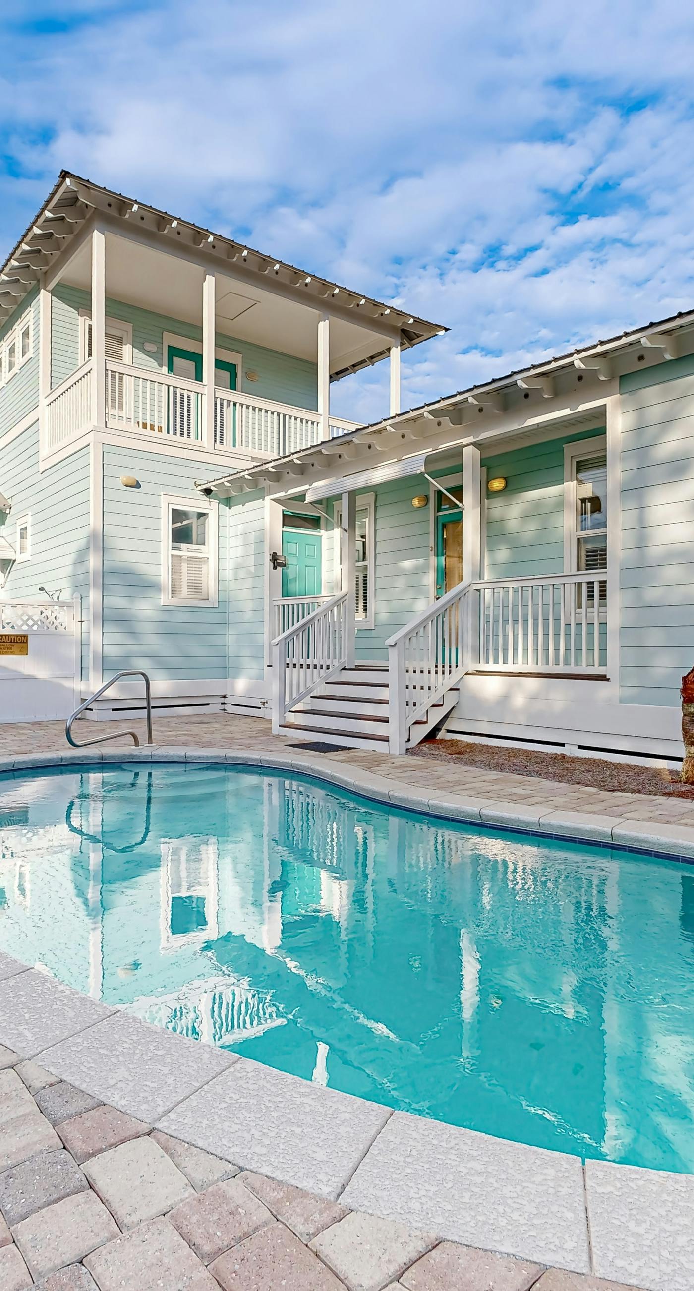 Spacious Home with Private Pool, dog-friendly, 2 Blocks to Beach