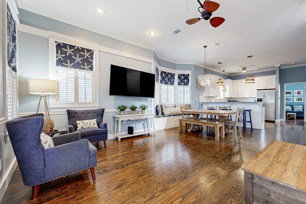 Spacious Home w/ Private Pool, dog-friendly, 2 Blocks to Beach