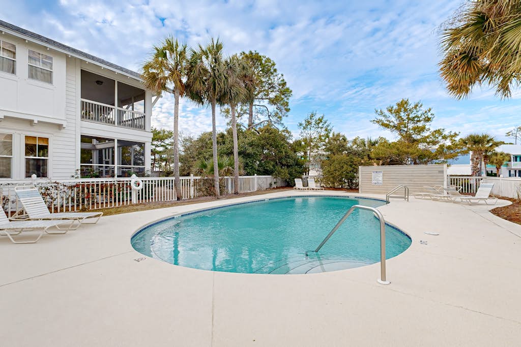 Spacious Home w/ Private Pool, dog-friendly, 2 Blocks to Beach