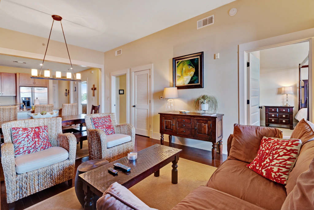Stunning condo with washer/dryer, pool & convenient beach access