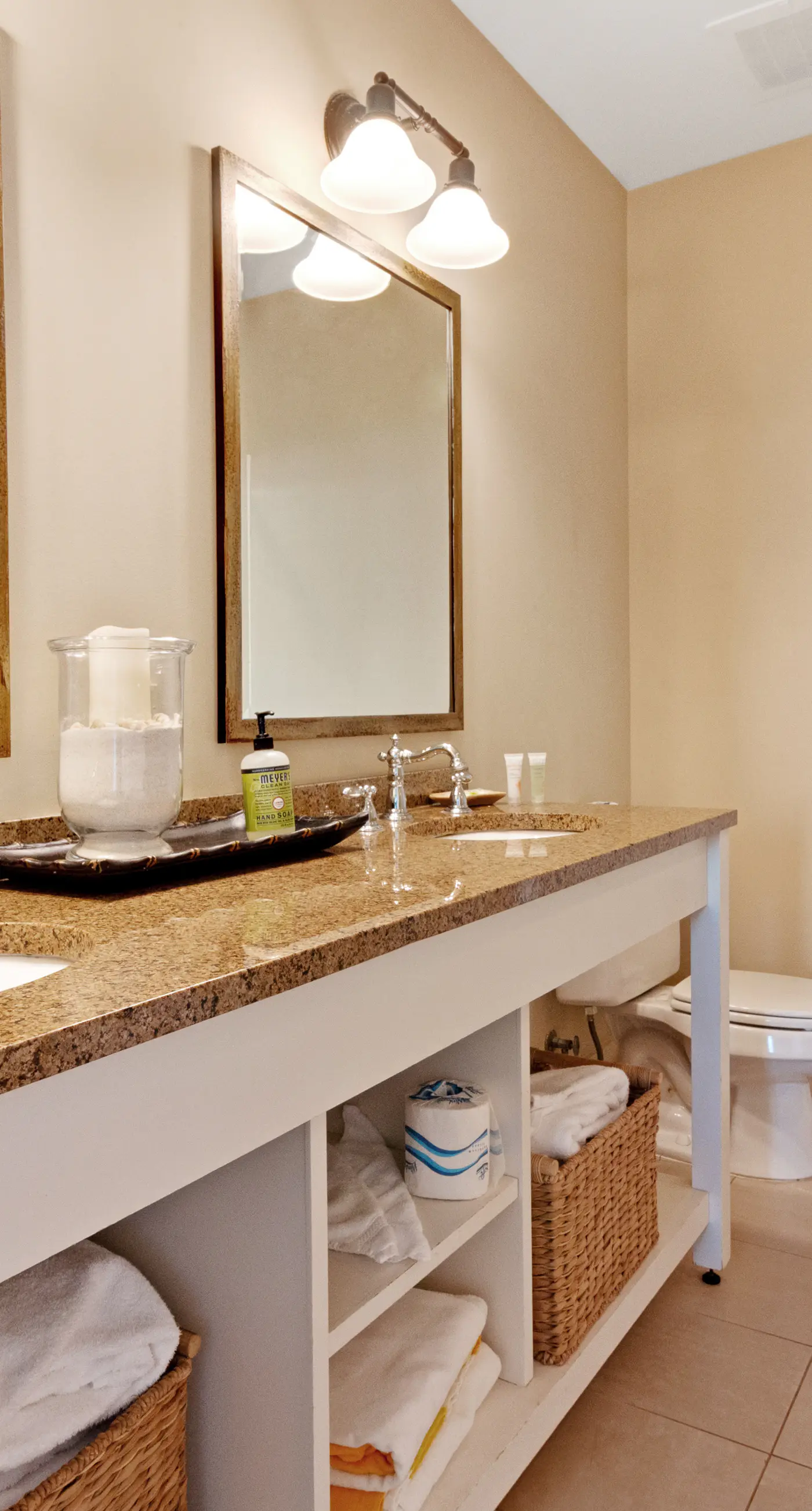 Stunning condo with washer/dryer, pool & convenient beach access