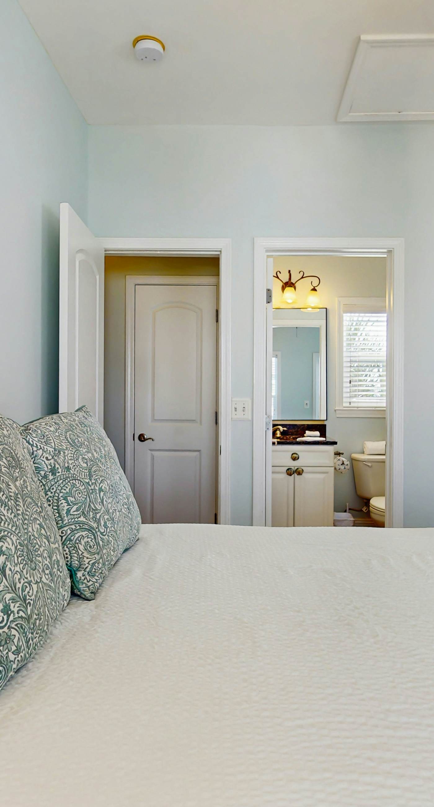 Gorgeous, private, coastal home with a shared pool, fitness room