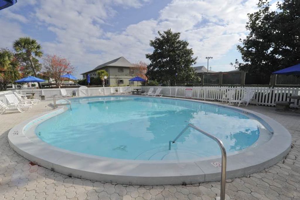 Cute ground floor condo w/ shared pool, access to shuffleboard and tennis