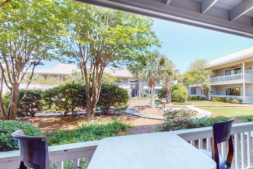 Cute ground floor condo w/ shared pool, access to shuffleboard and tennis