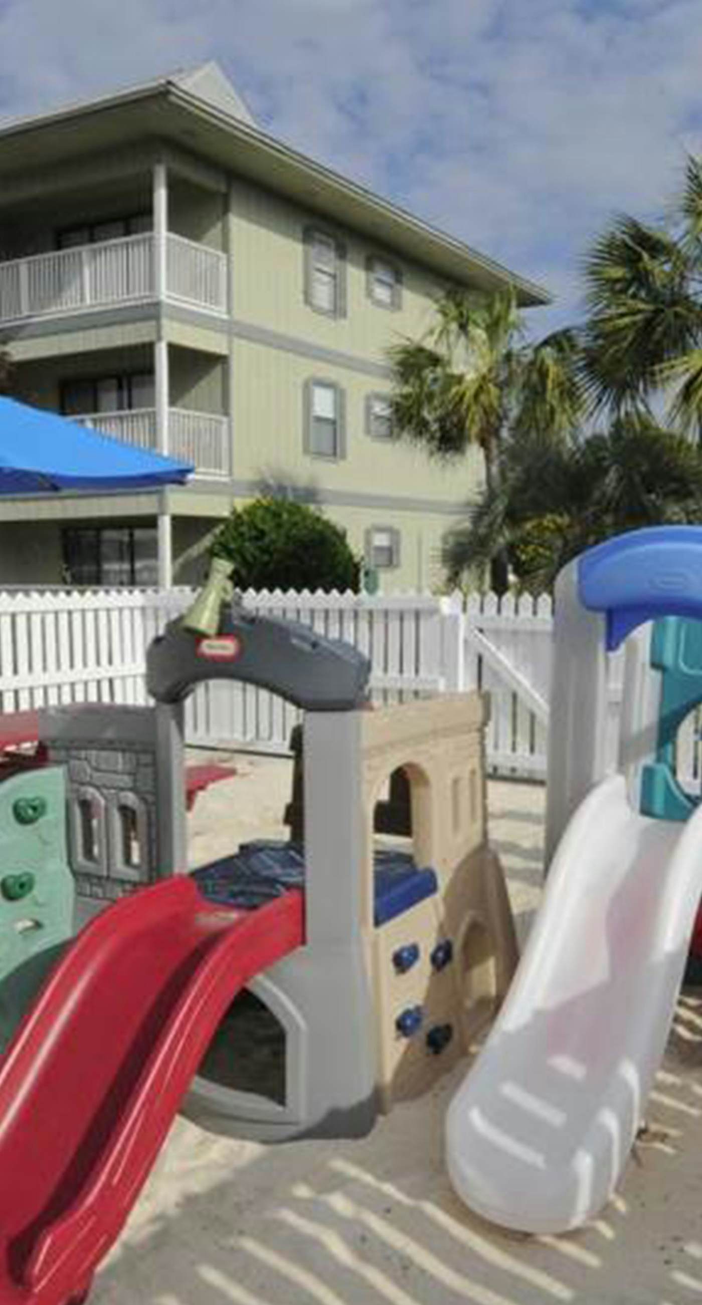 Cute ground floor condo with shared pool, access to shuffleboard and tennis