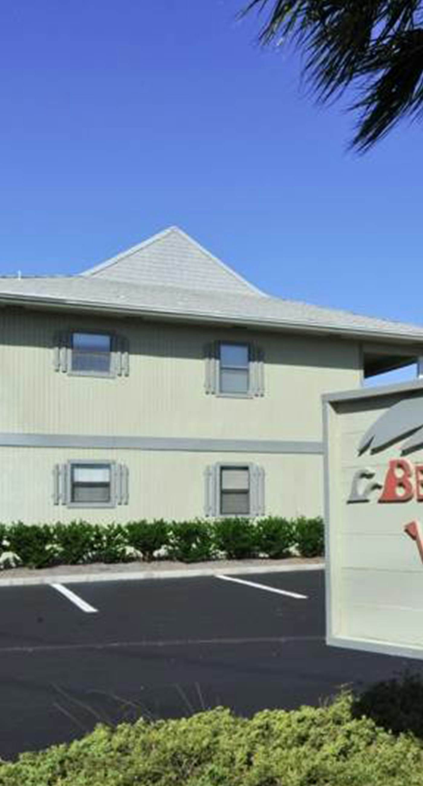 Cute ground floor condo with shared pool, access to shuffleboard and tennis