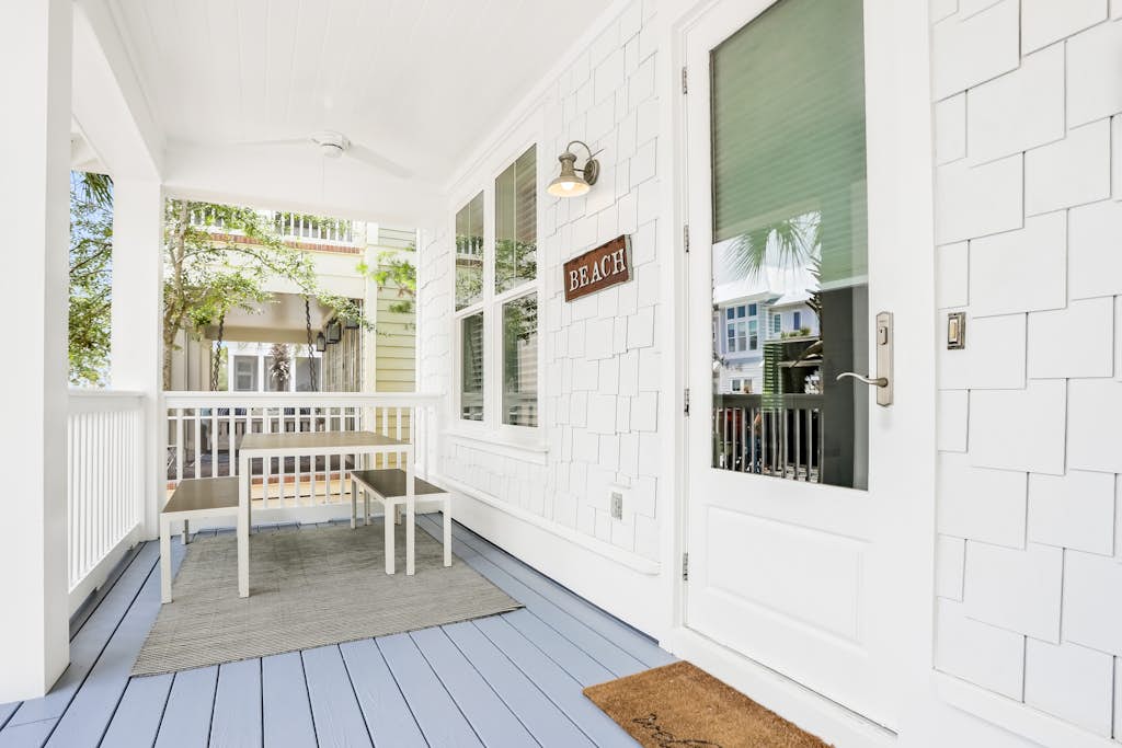 Relaxing getaway outdoor pool access, gym, bikes, central AC, & W&D