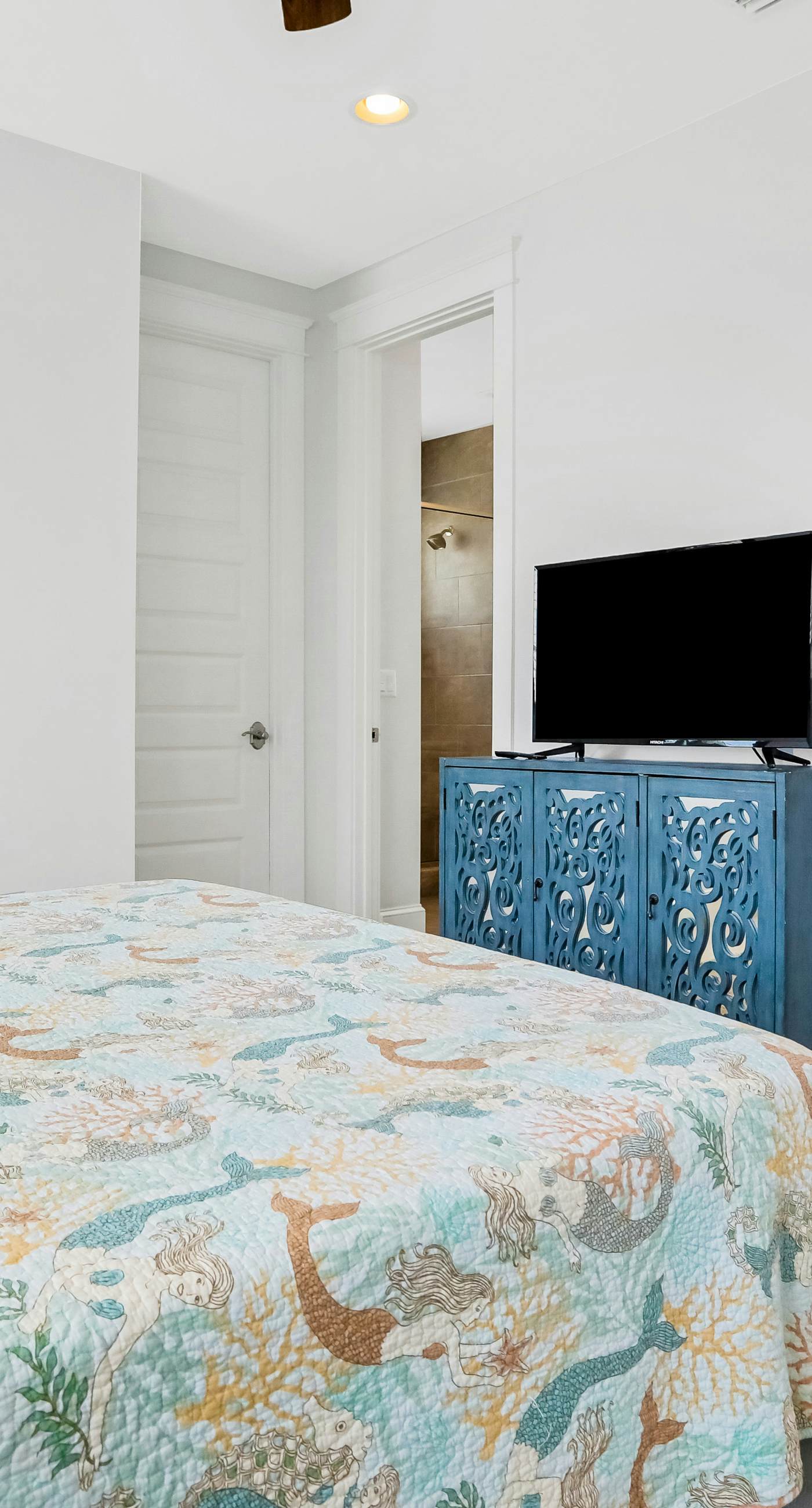 Relaxing getaway outdoor pool access, gym, bikes, central AC, & W&D