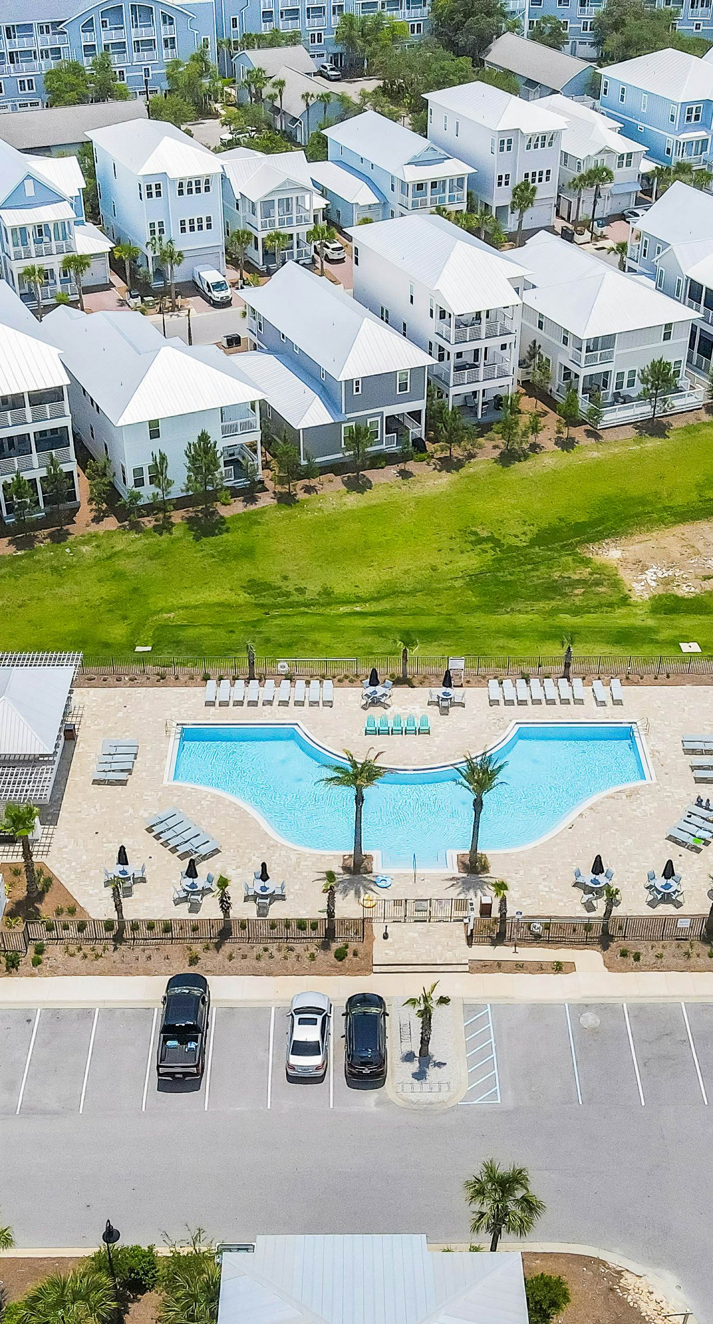 Relaxing getaway outdoor pool access, gym, bikes, central AC, & W&D