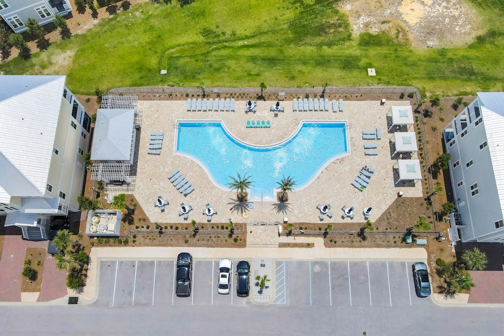 Relaxing getaway outdoor pool access, gym, bikes, central AC, & W&D