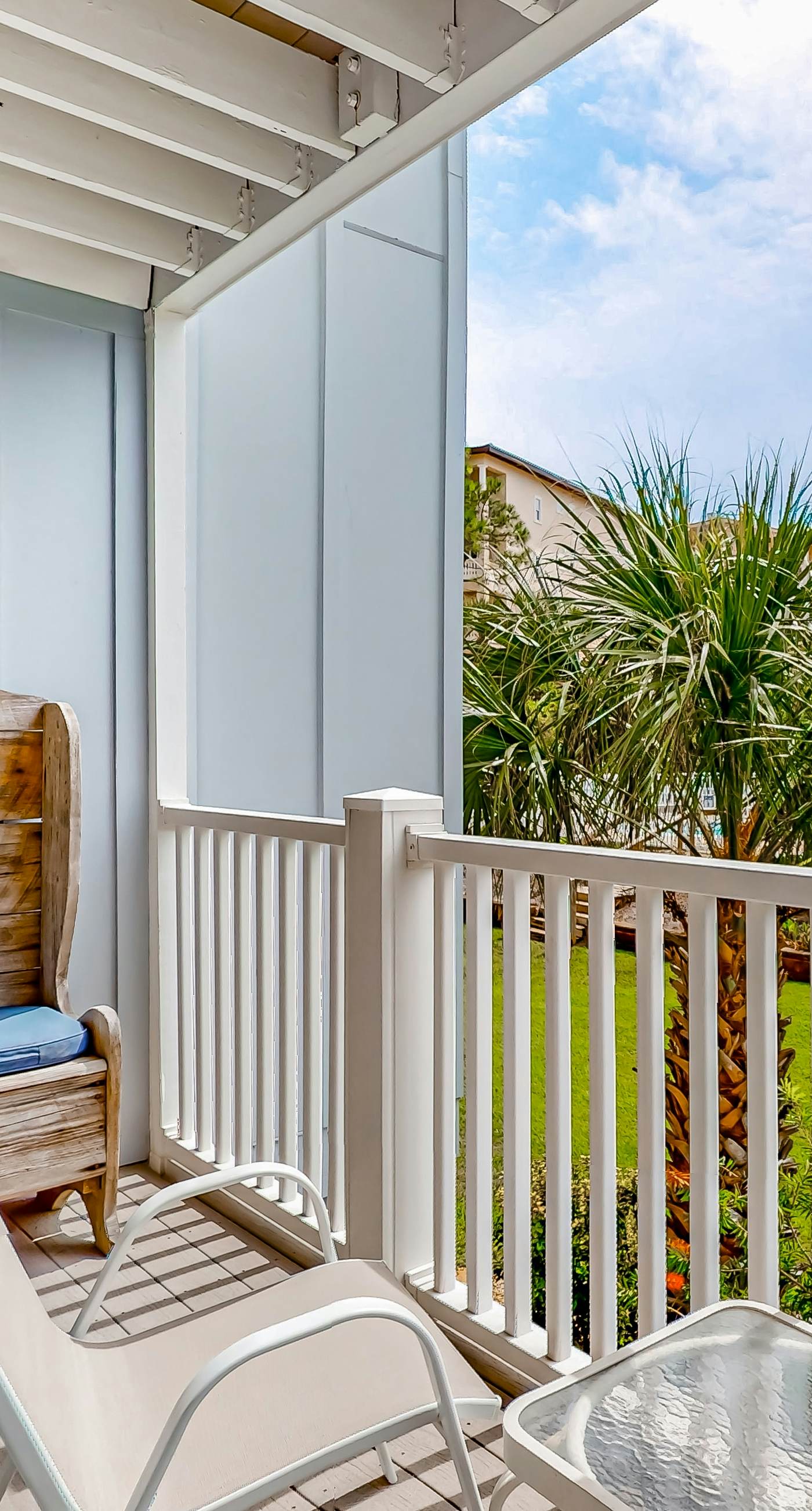 Santa Rosa retreat steps from private beach with pool & balcony
