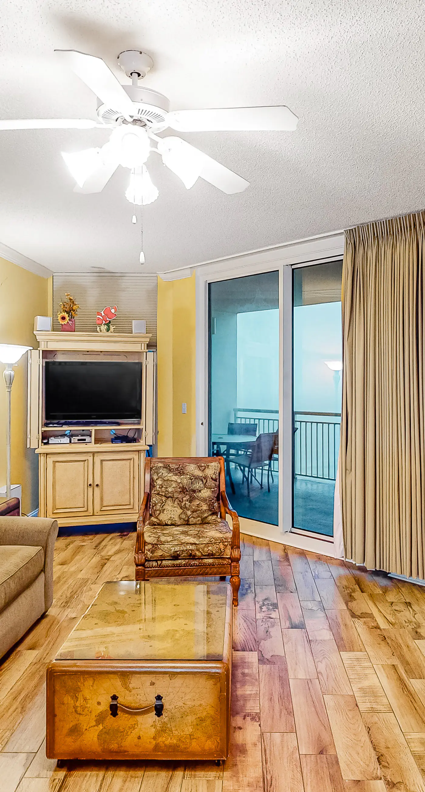 12th-floor Gulf-front condo with amazing views, pools, gym & hot tub