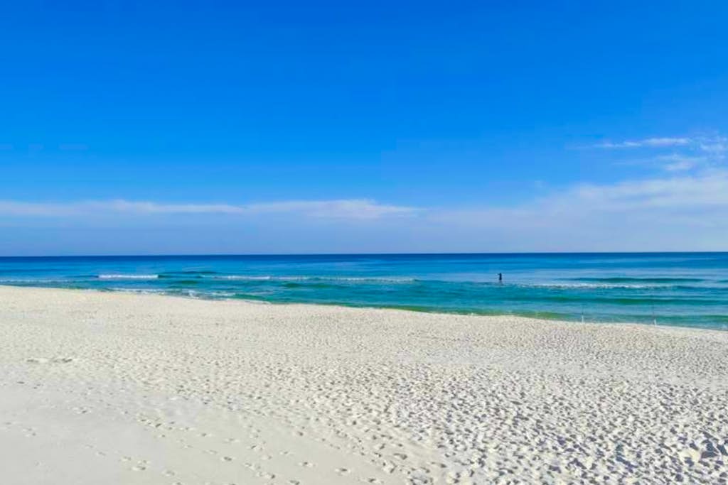 12th-floor Gulf-front condo with amazing views, pools, gym & hot tub