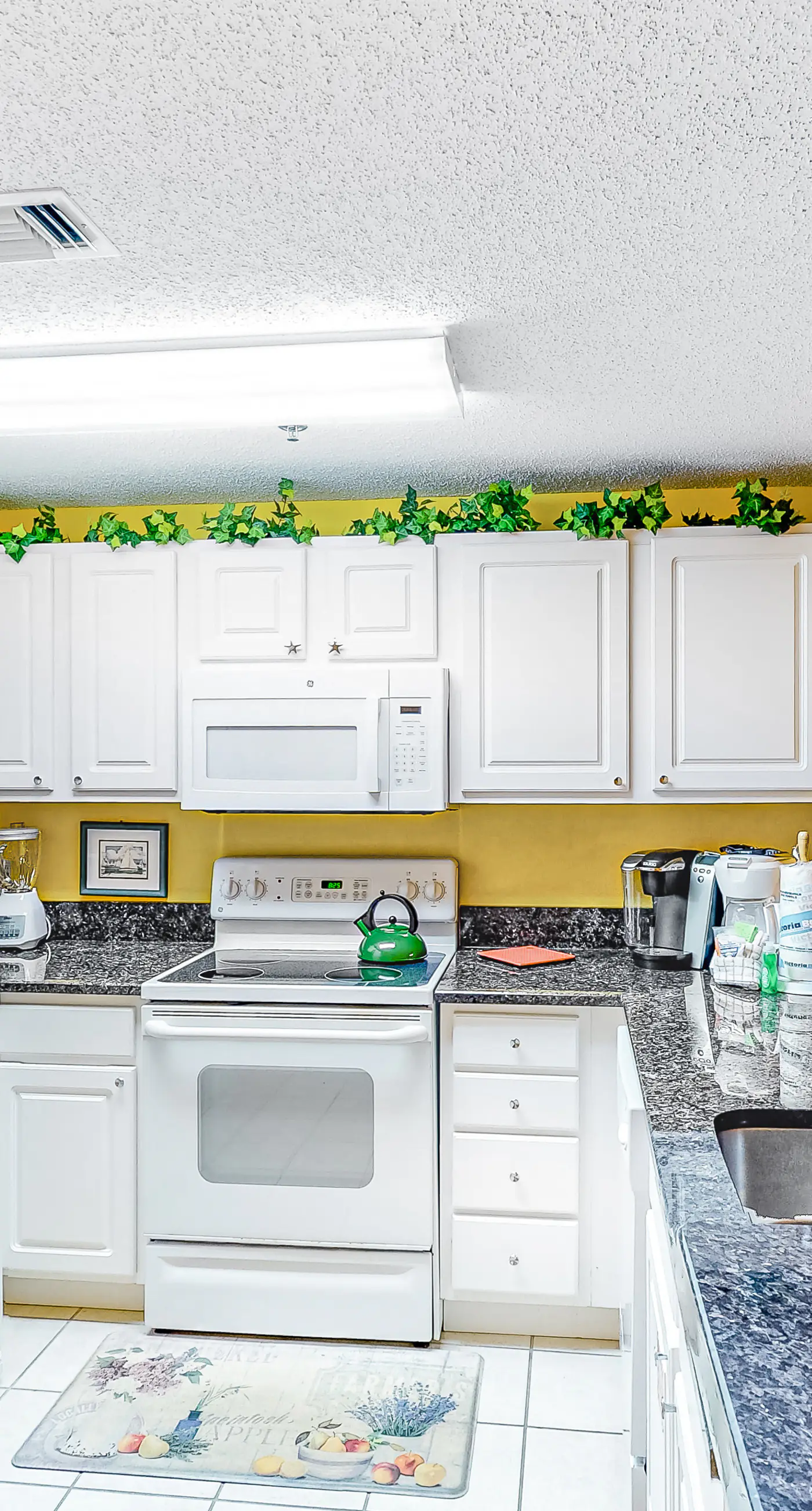 12th-floor Gulf-front condo with amazing views, pools, gym & hot tub