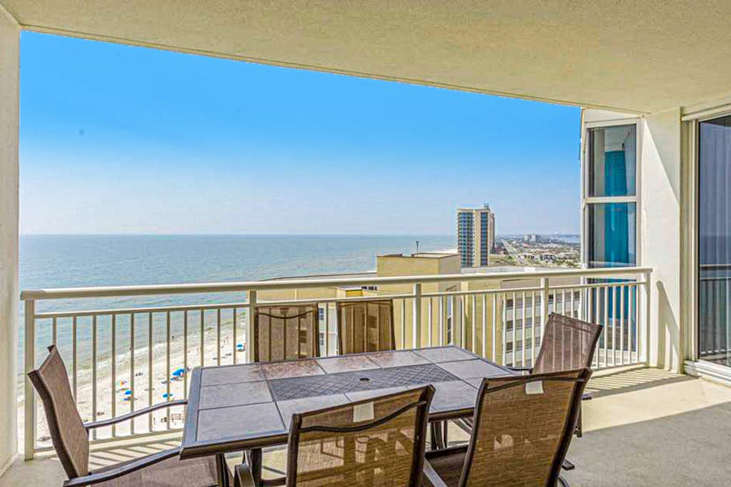 12th-floor Gulf-front condo with amazing views, pools, gym & hot tub