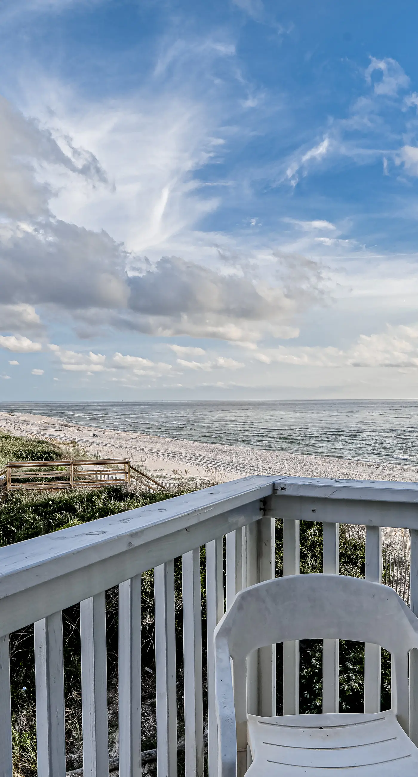 Gulf-front townhome with gorgeous beach access, 4 Gulf-view decks, shared pools