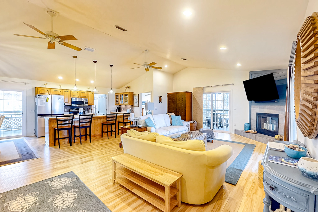 Beautiful dog-friendly home with screened porch & pool access in great location