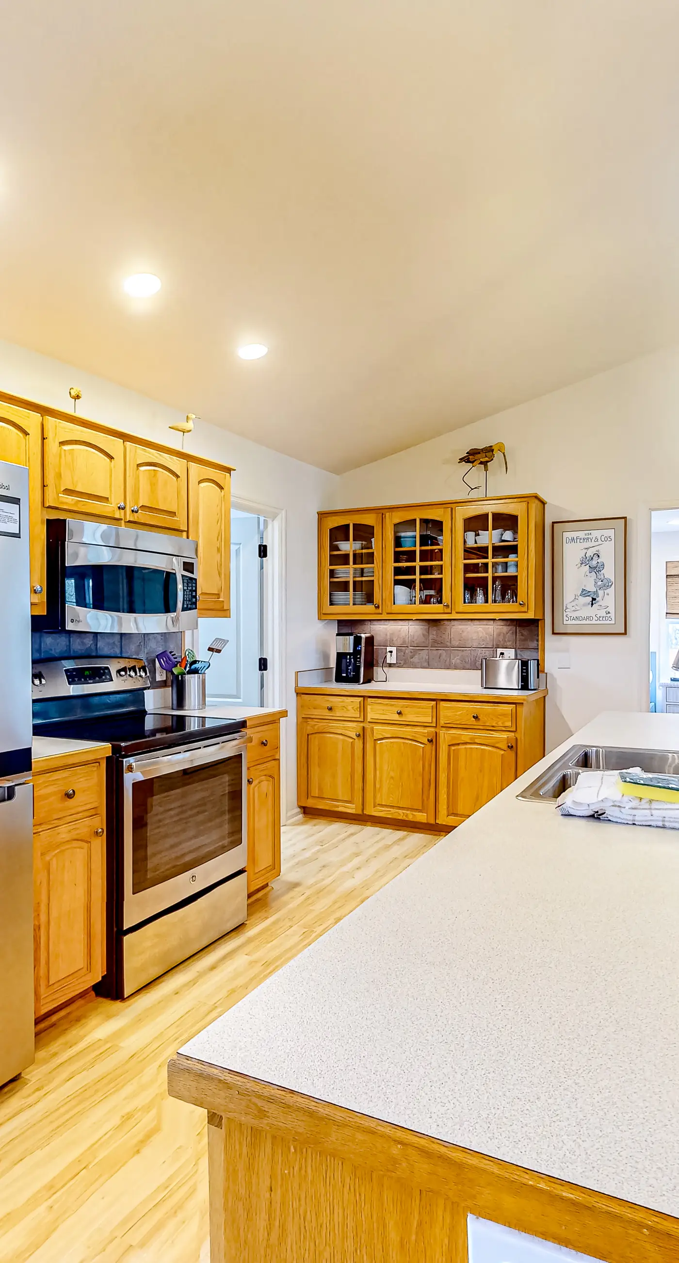 Beautiful dog-friendly home with screened porch & pool access in great location