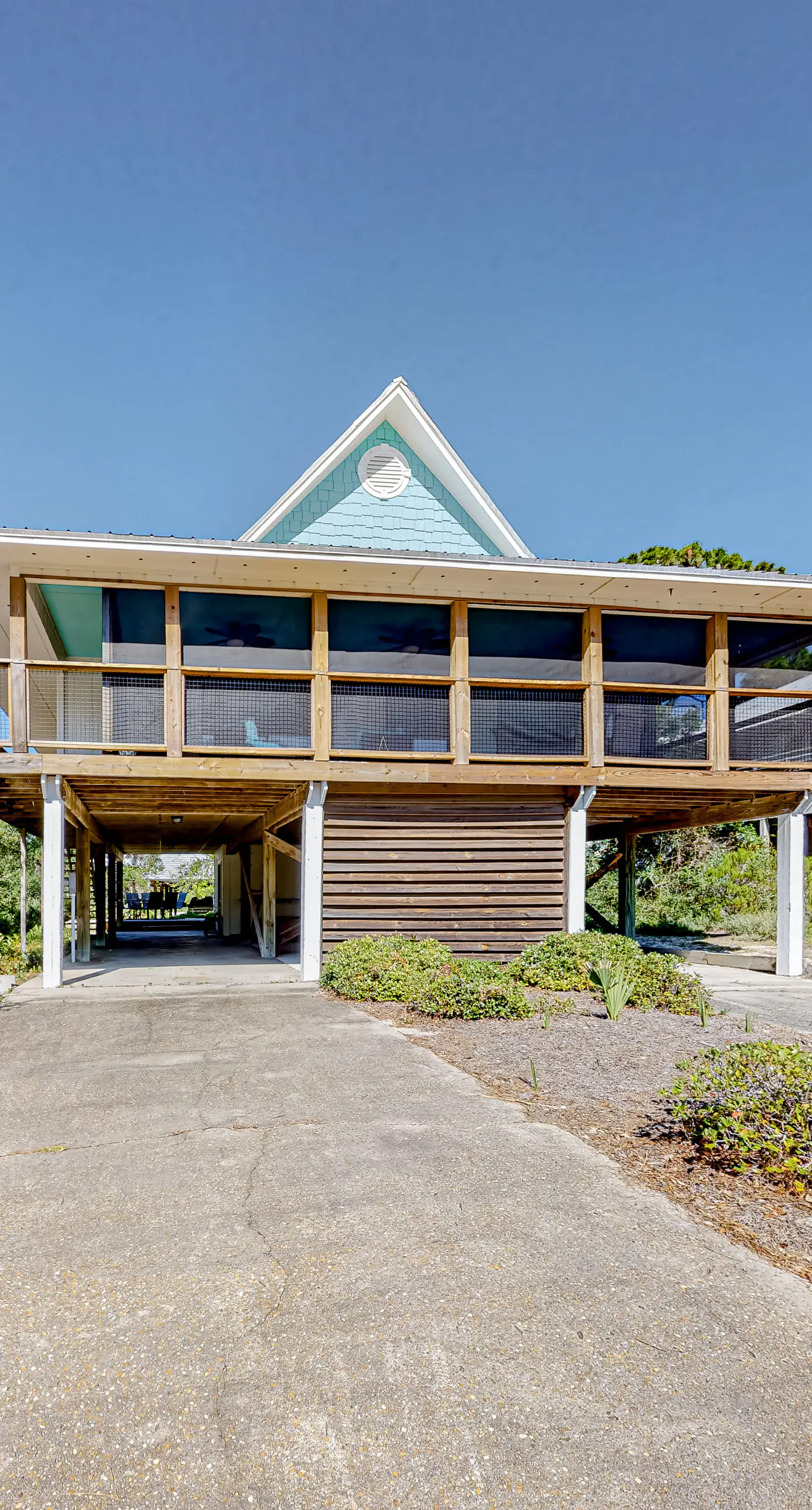 Beautiful dog-friendly home with screened porch & pool access in great location