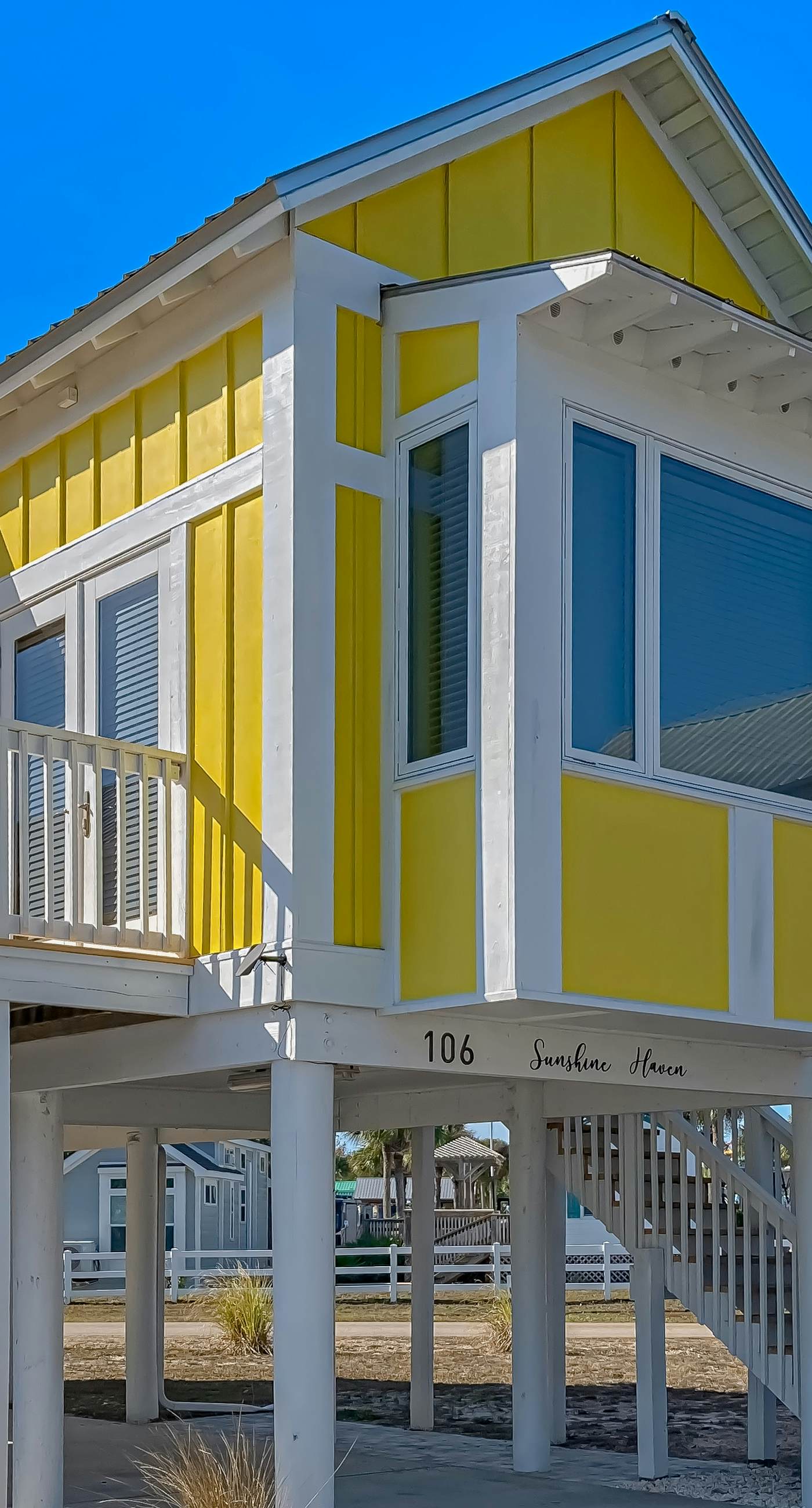 Beautiful, dog-friendly cottage with deck & patio - stroll to Carrabelle Beach