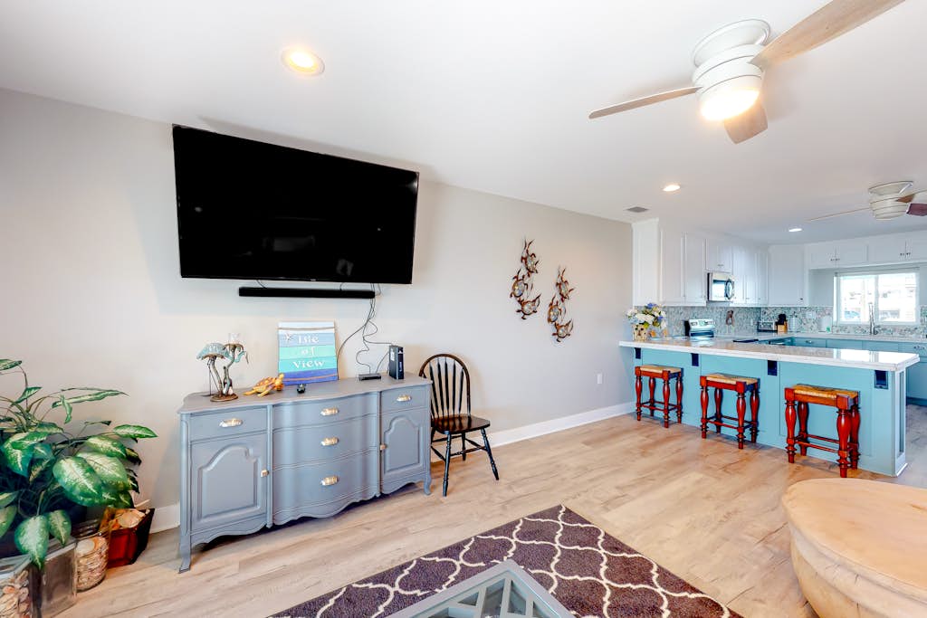 Gulf view getaway with WiFi, sunroom, gas grill, A/C, & full kitchen