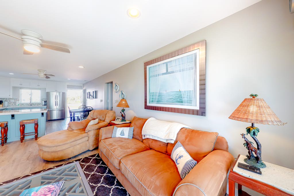 Gulf view getaway with WiFi, sunroom, gas grill, A/C, & full kitchen