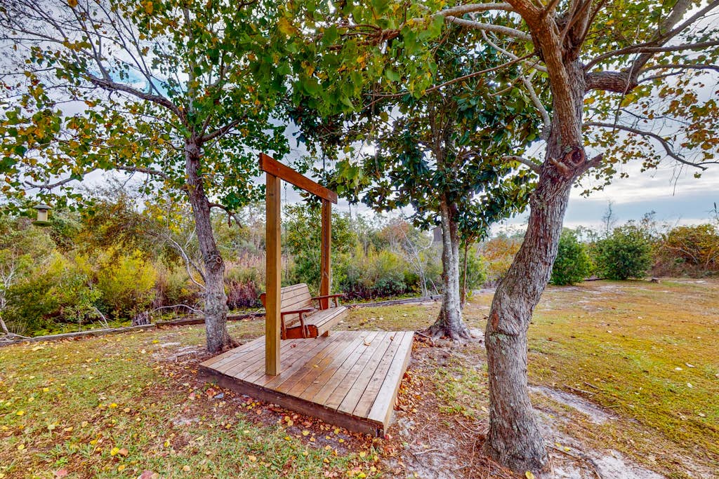 Family-friendly home with central air conditioning, screened-in porch, and WiFi