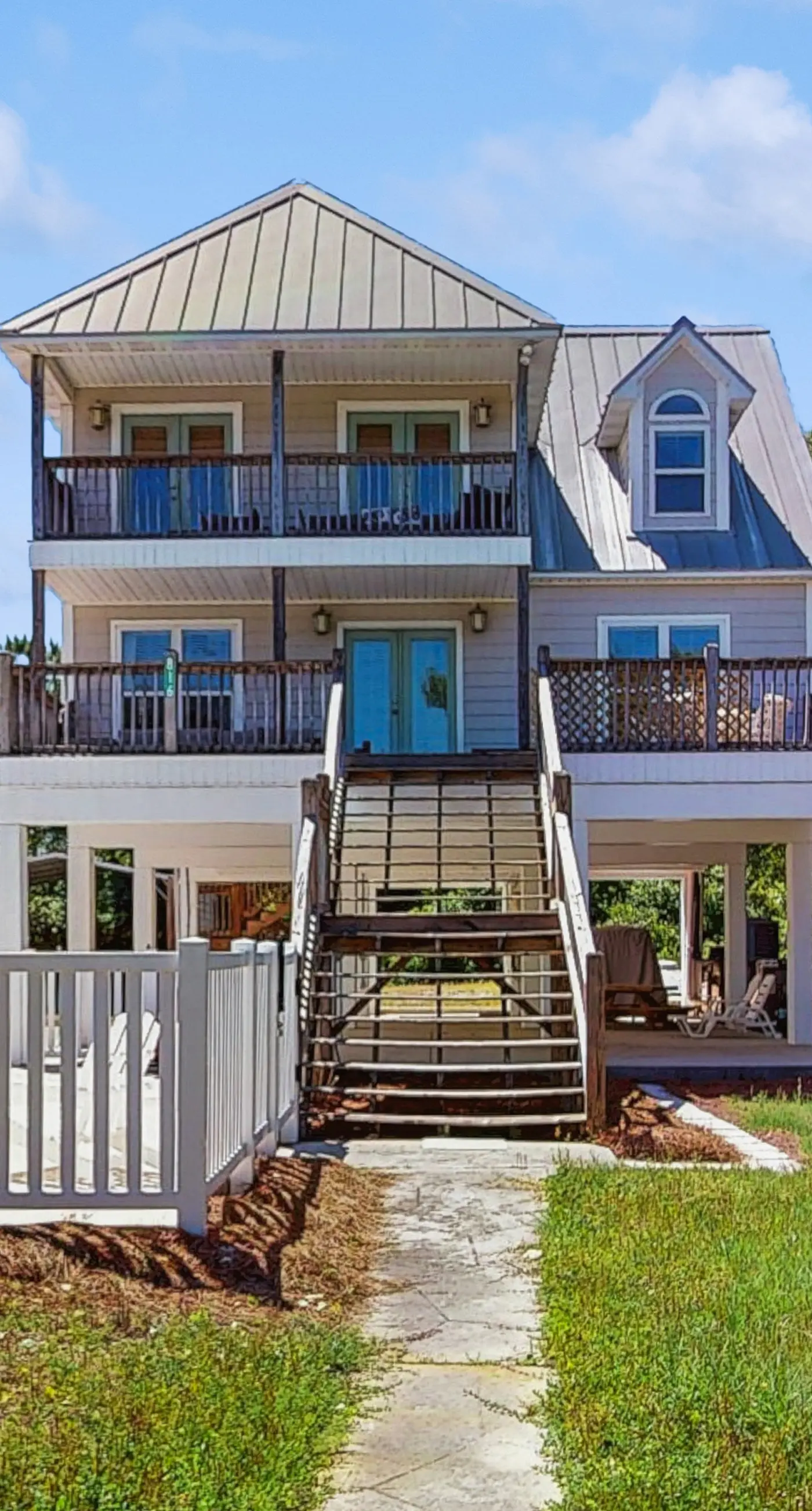 Charming dog-friendly home near the Bay with a pool, washer/dryer & central AC