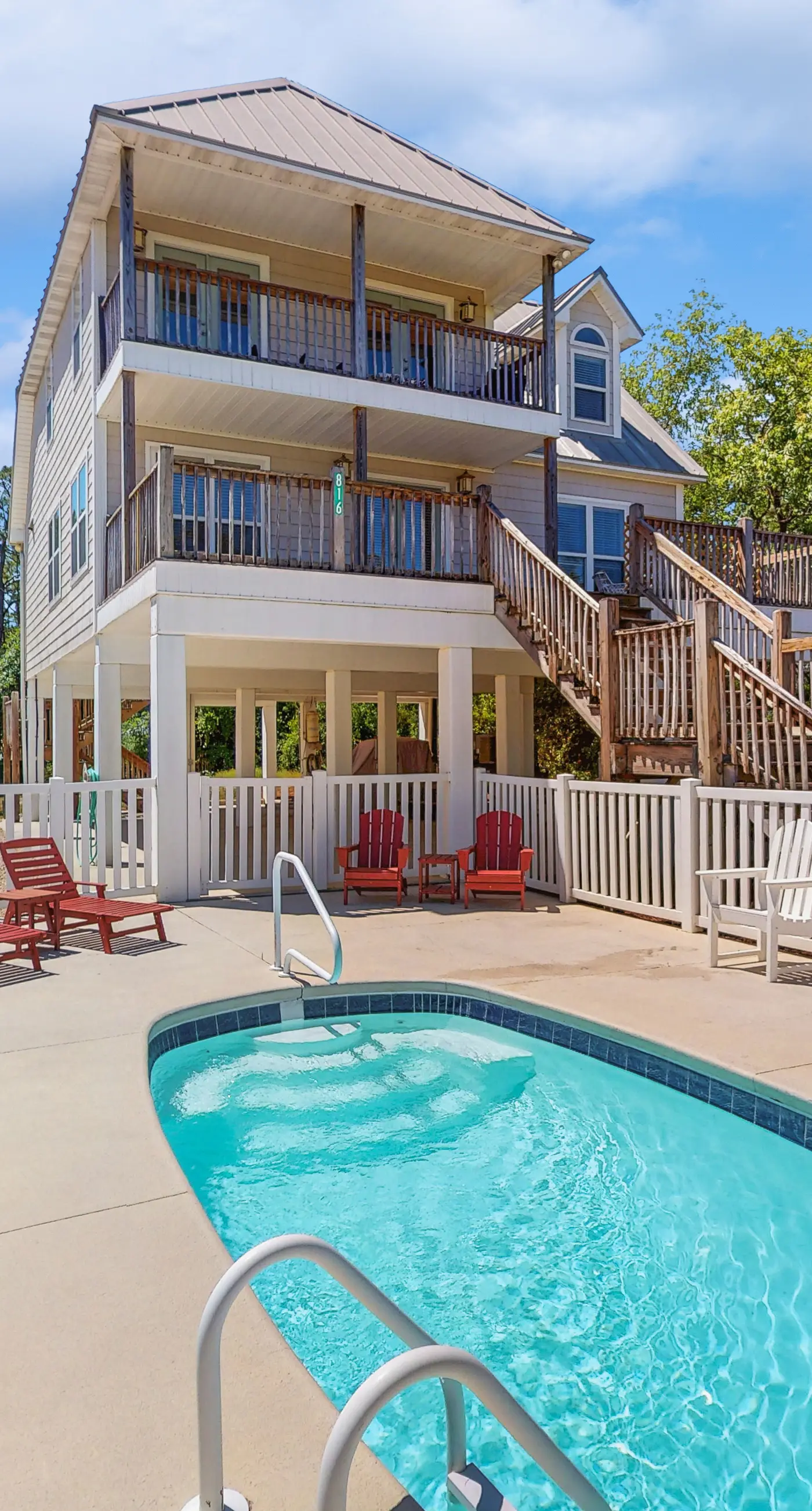 Charming dog-friendly home near the Bay with a pool, washer/dryer & central AC