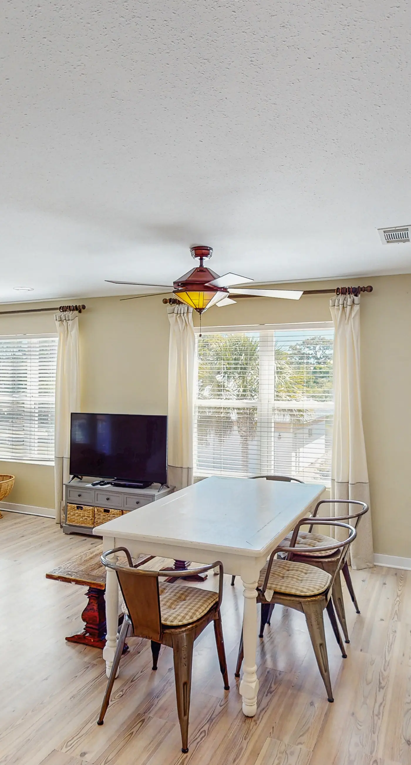 Charming dog-friendly home near the Bay with a pool, washer/dryer & central AC