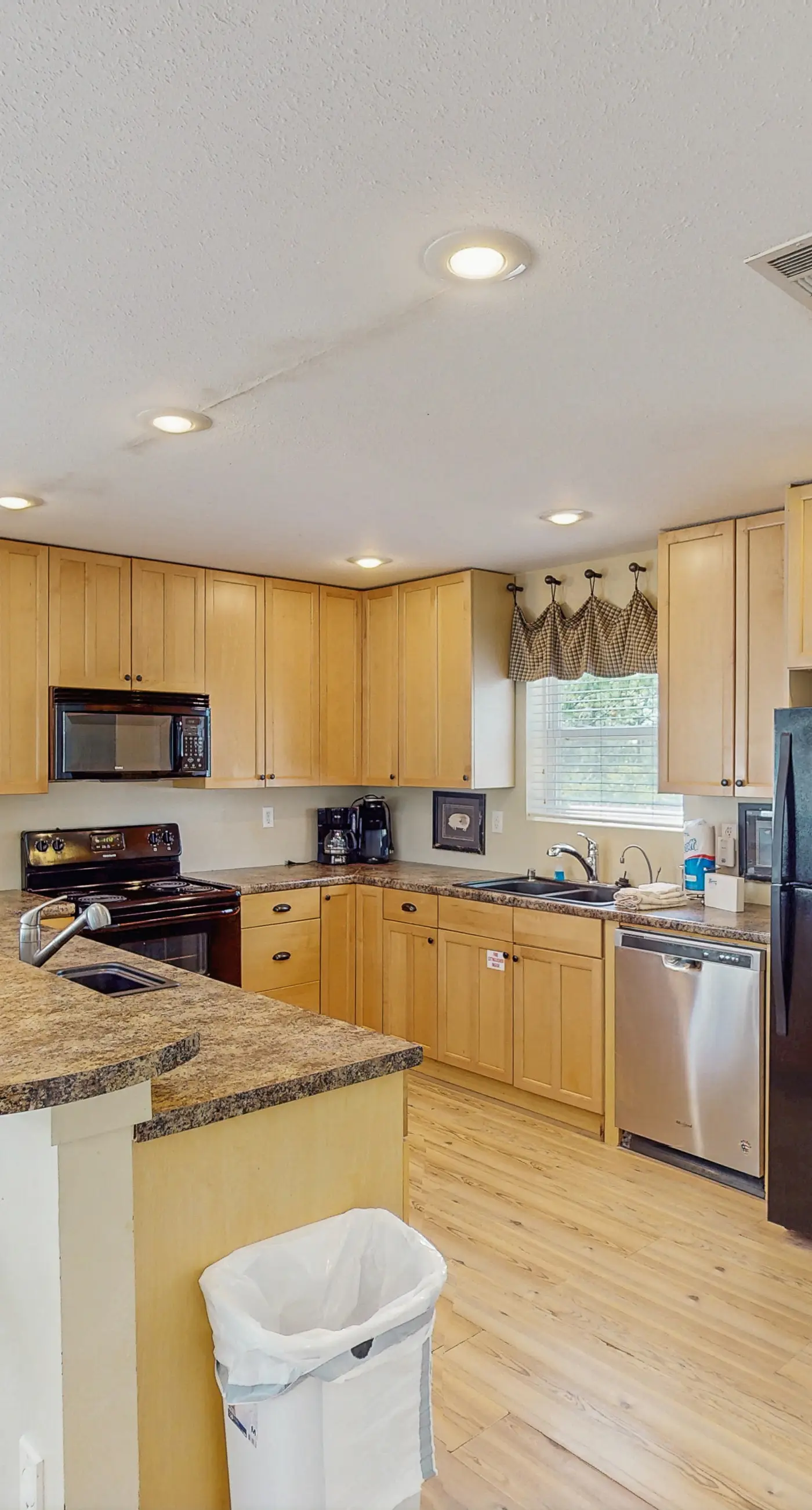 Charming dog-friendly home near the Bay with a pool, washer/dryer & central AC