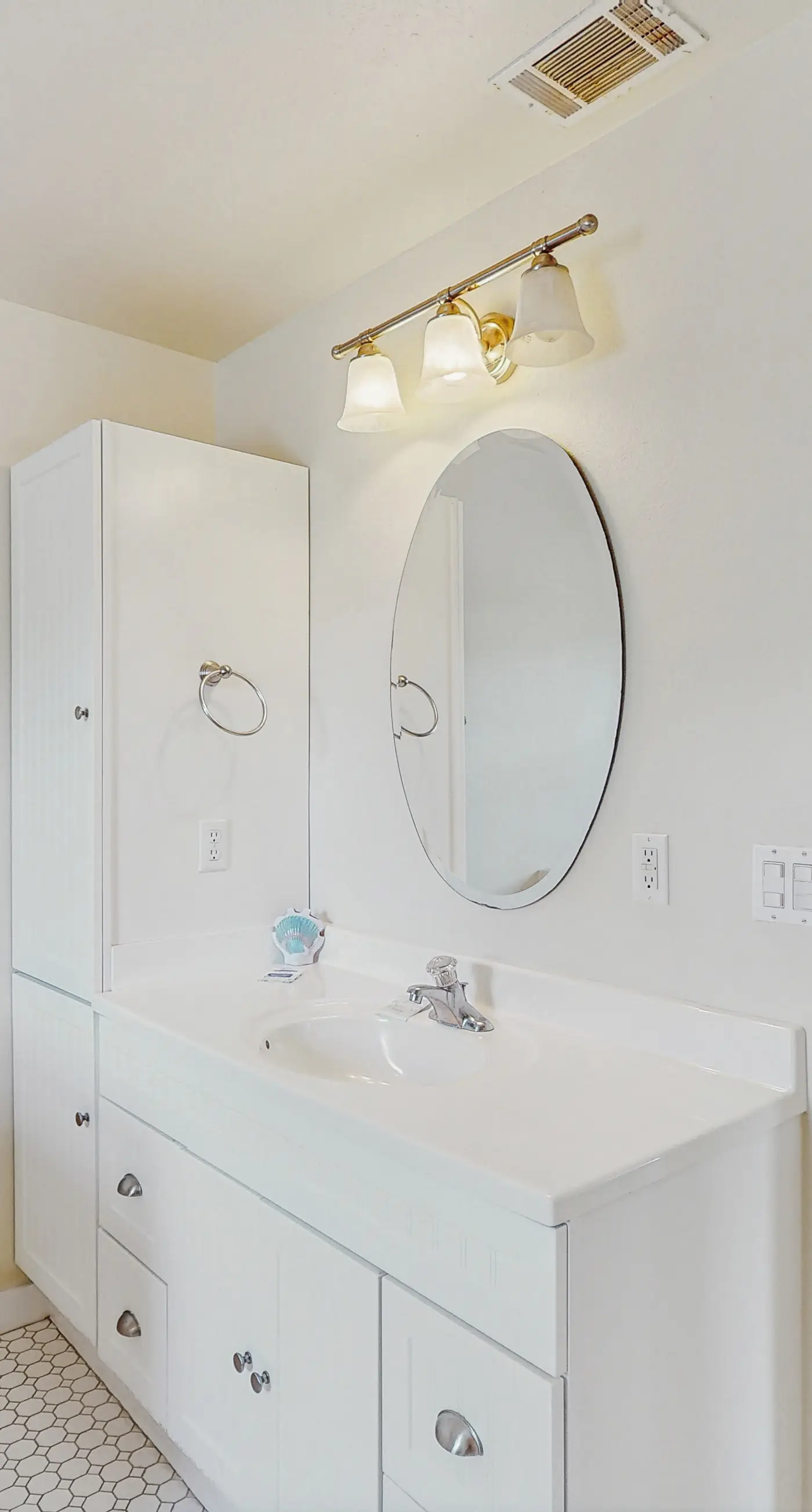 Charming dog-friendly home near the Bay with a pool, washer/dryer & central AC