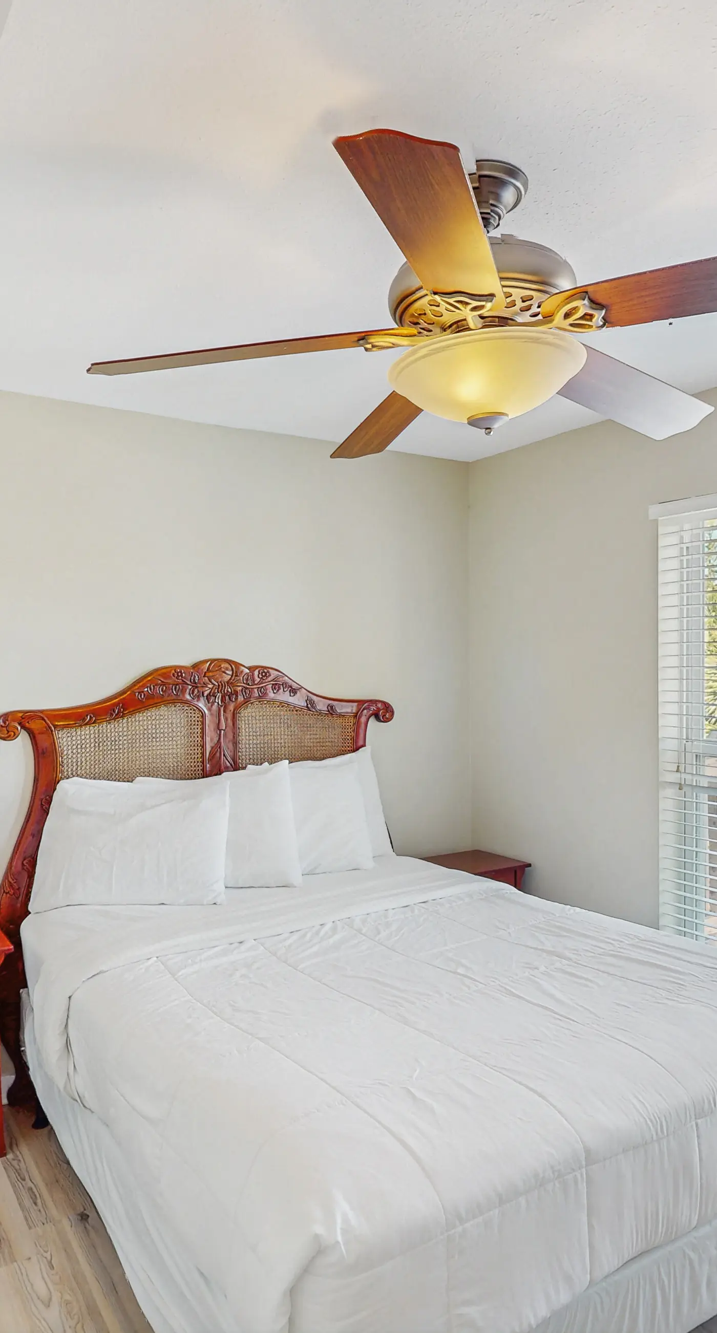 Charming dog-friendly home near the Bay with a pool, washer/dryer & central AC