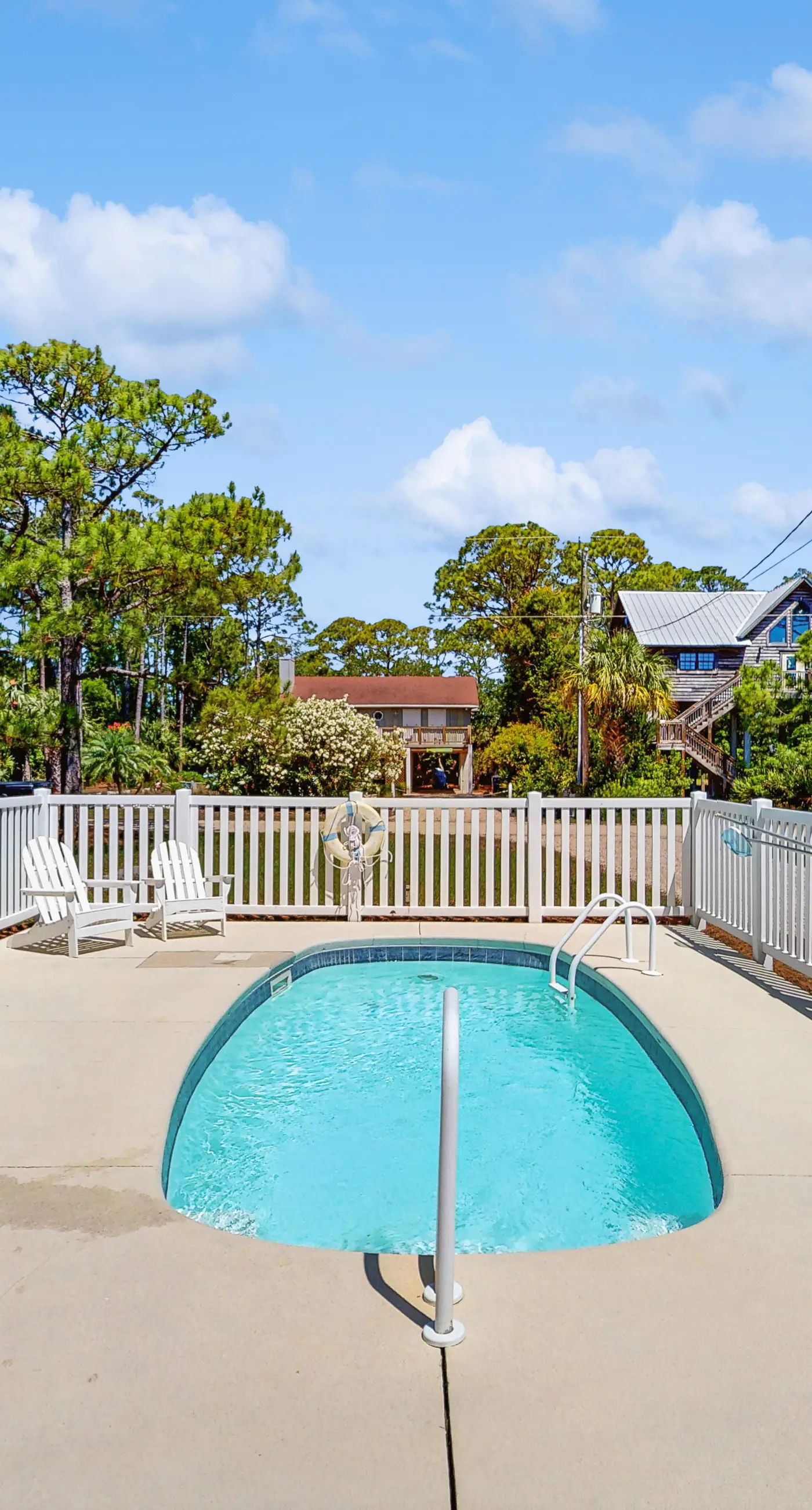 Charming dog-friendly home near the Bay with a pool, washer/dryer & central AC
