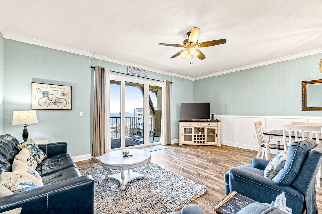 Fourth Floor Condo with Shared Pool, Ocean View, High-Speed WiFi, & Washer/Dryer