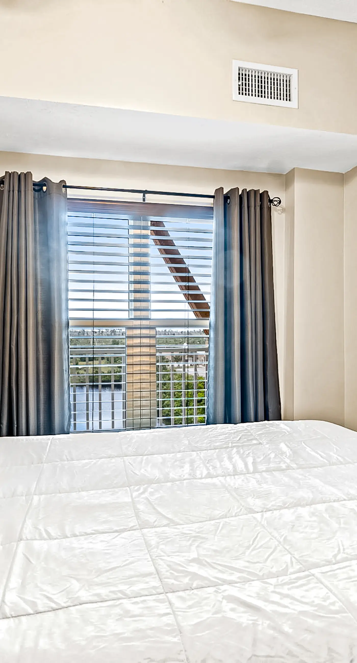 Fourth Floor Condo with Shared Pool, Ocean View, High-Speed WiFi, & Washer/Dryer