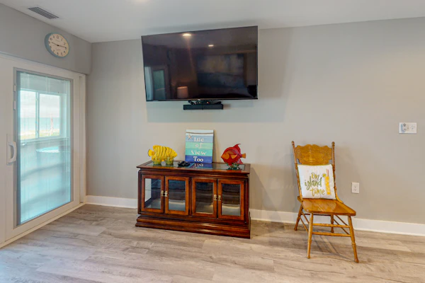 Updated home across from beach with firepit, sunroom, & fast WiFi - snowbirds OK